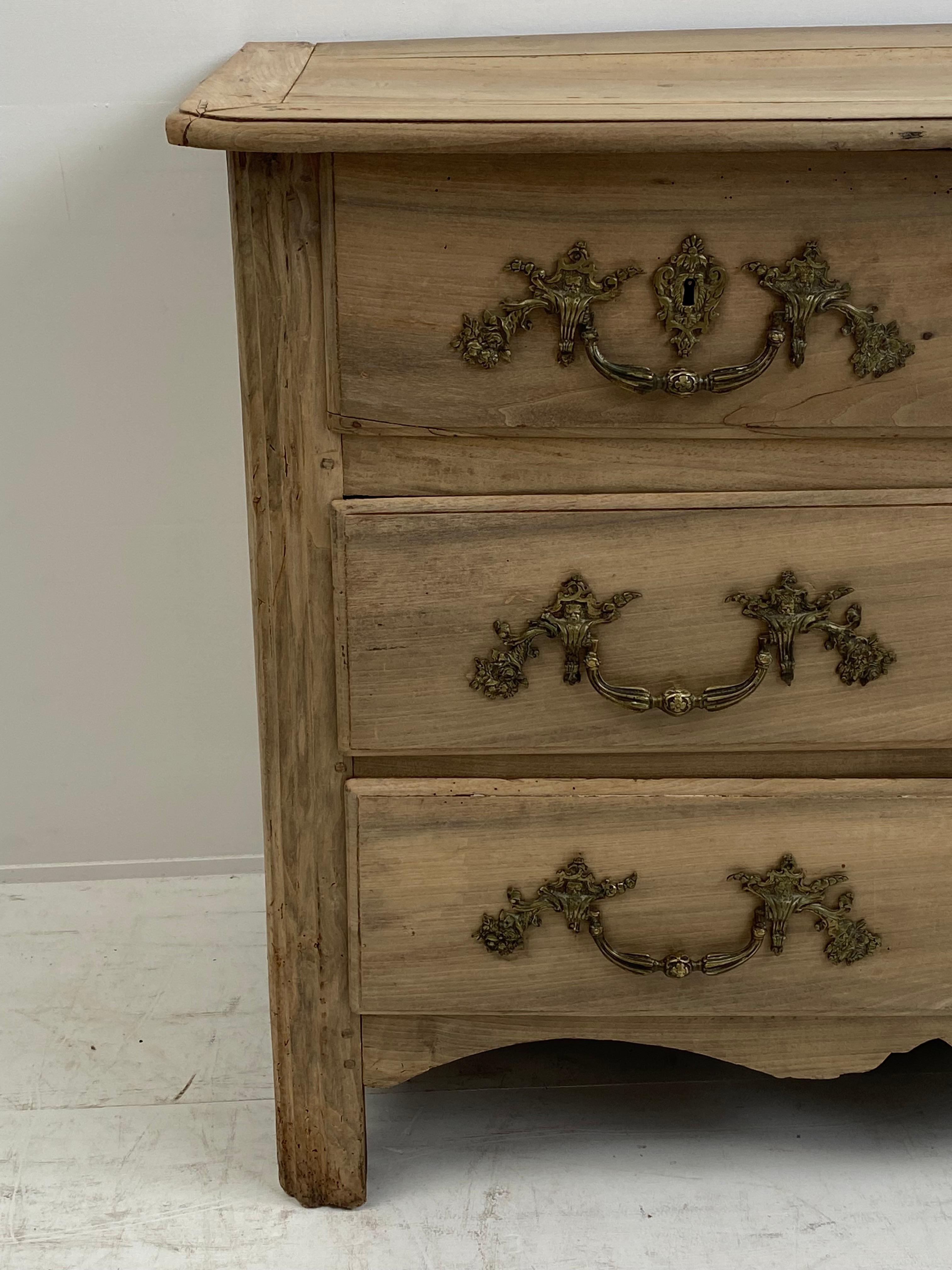 Rustic French Commode in Bleached Walnut In Excellent Condition For Sale In Schellebelle, BE