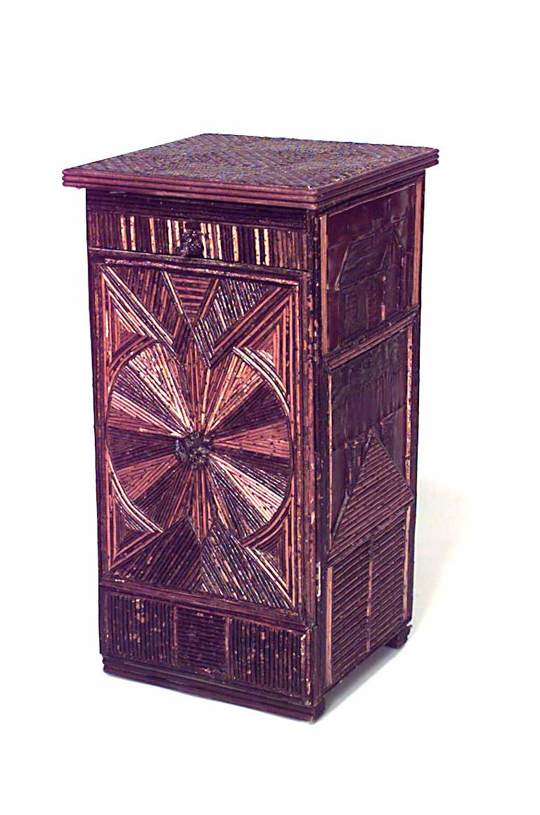 Rustikale französisch-kontinentale (19./20. Jahrhundert) Kommode mit geometrischem Muster, Schublade und Tür.
