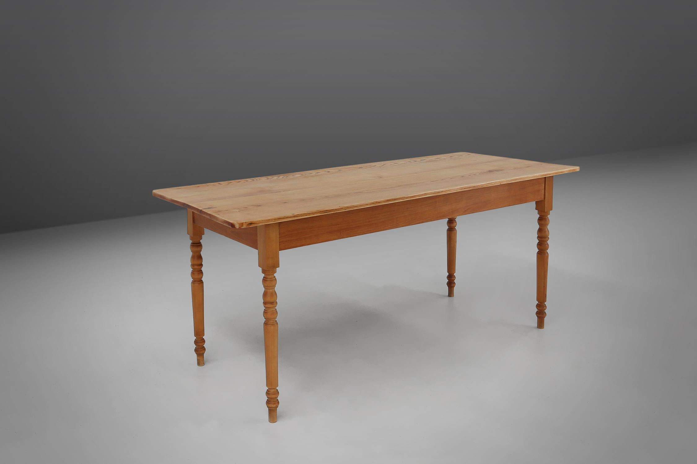 Rustic French farm table in wood with turned legs, ca. 1850 In Good Condition For Sale In Meulebeke, BE