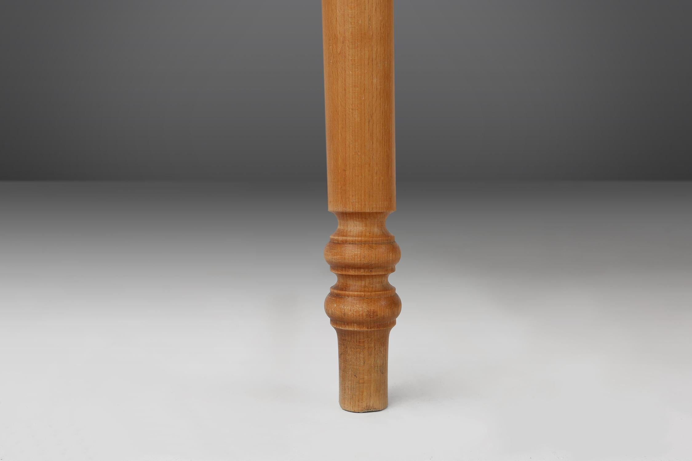 Rustikaler französischer Bauerntisch aus Holz mit gedrechselten Beinen, um 1850 (Mittleres 19. Jahrhundert) im Angebot