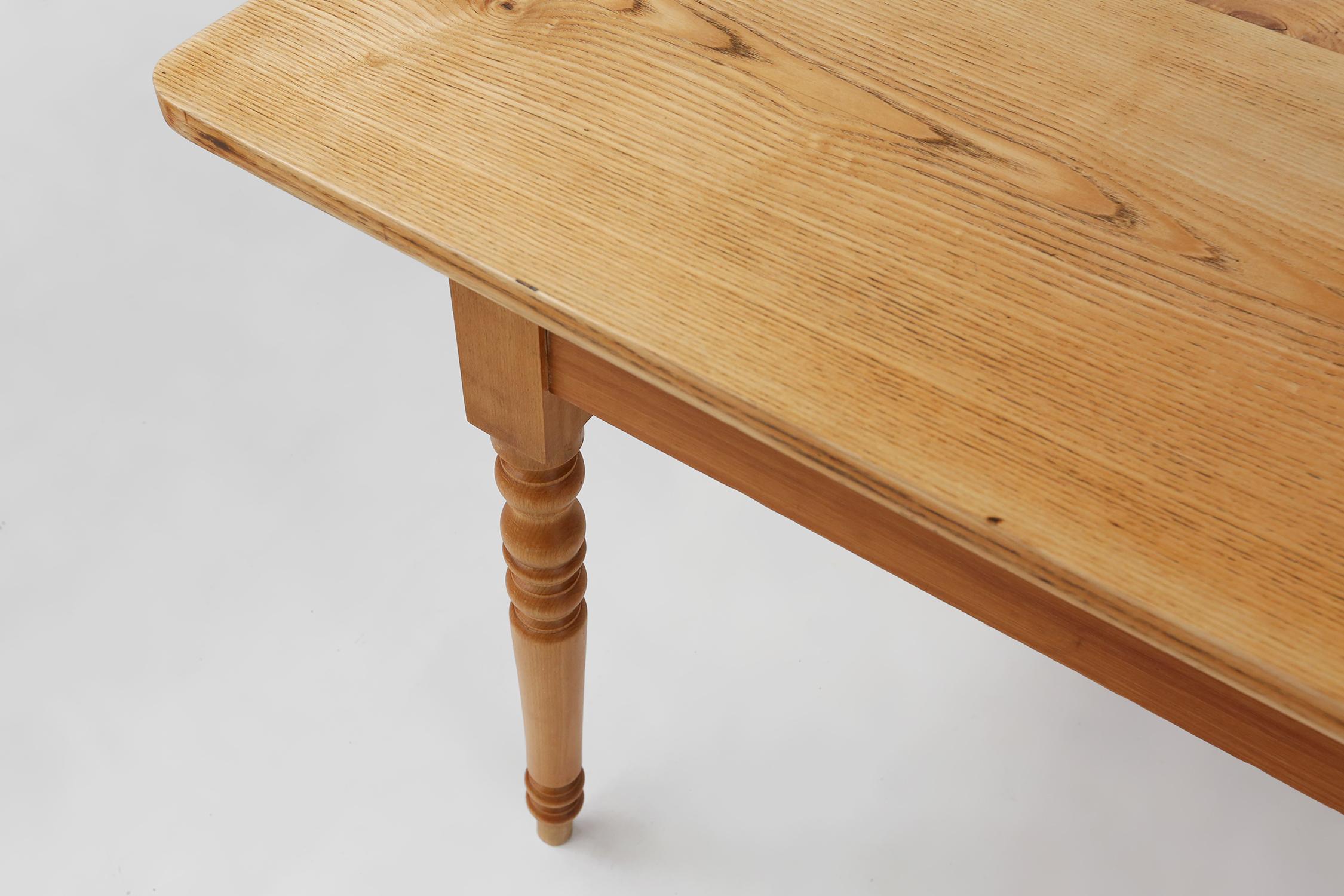 Milieu du XIXe siècle Table de ferme française rustique en bois avec pieds tournés, vers 1850 en vente