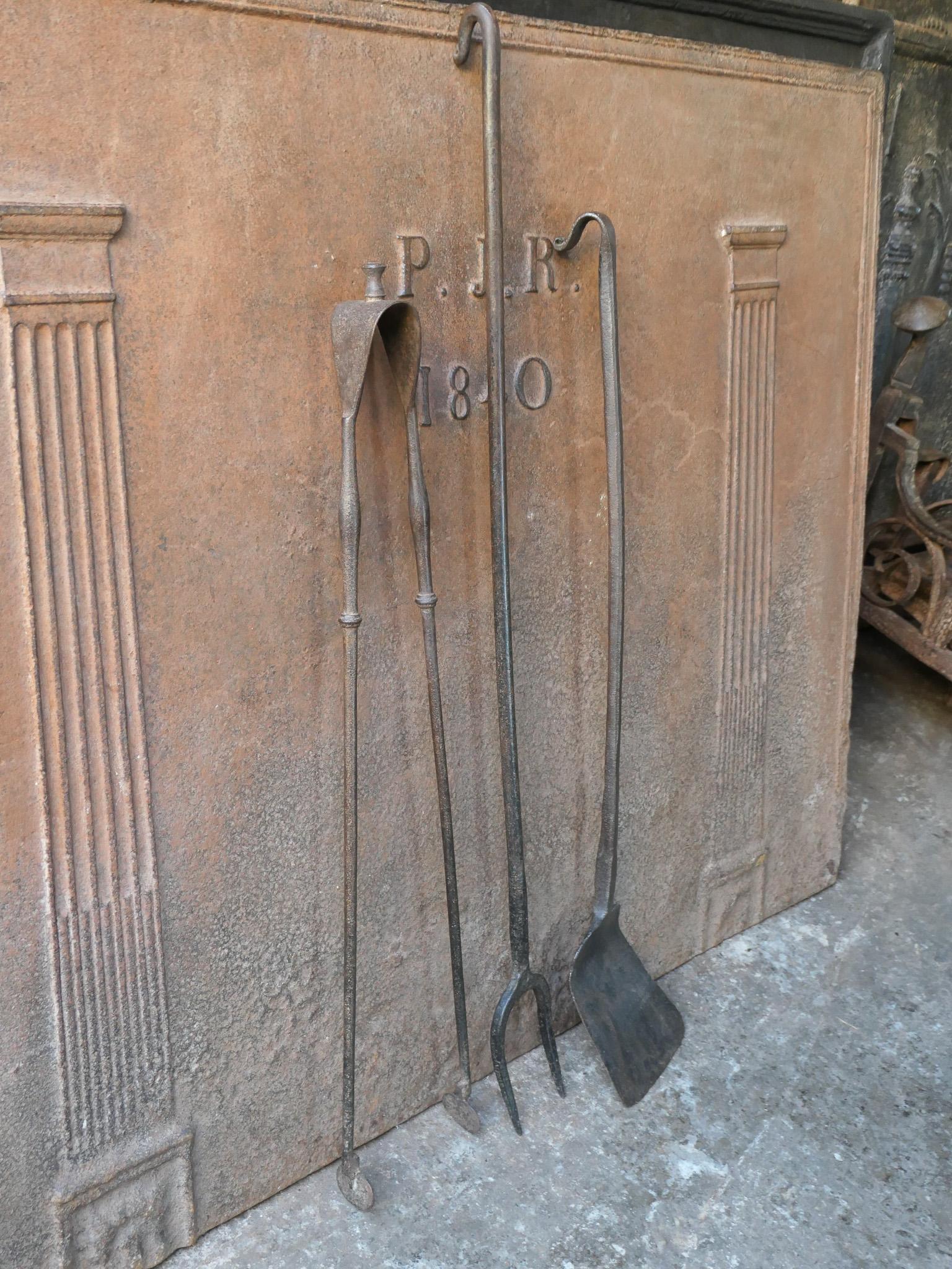 Rustikale französische Kaminwerkzeuge, 17.-18. Jahrhundert (Schmiedeeisen) im Angebot