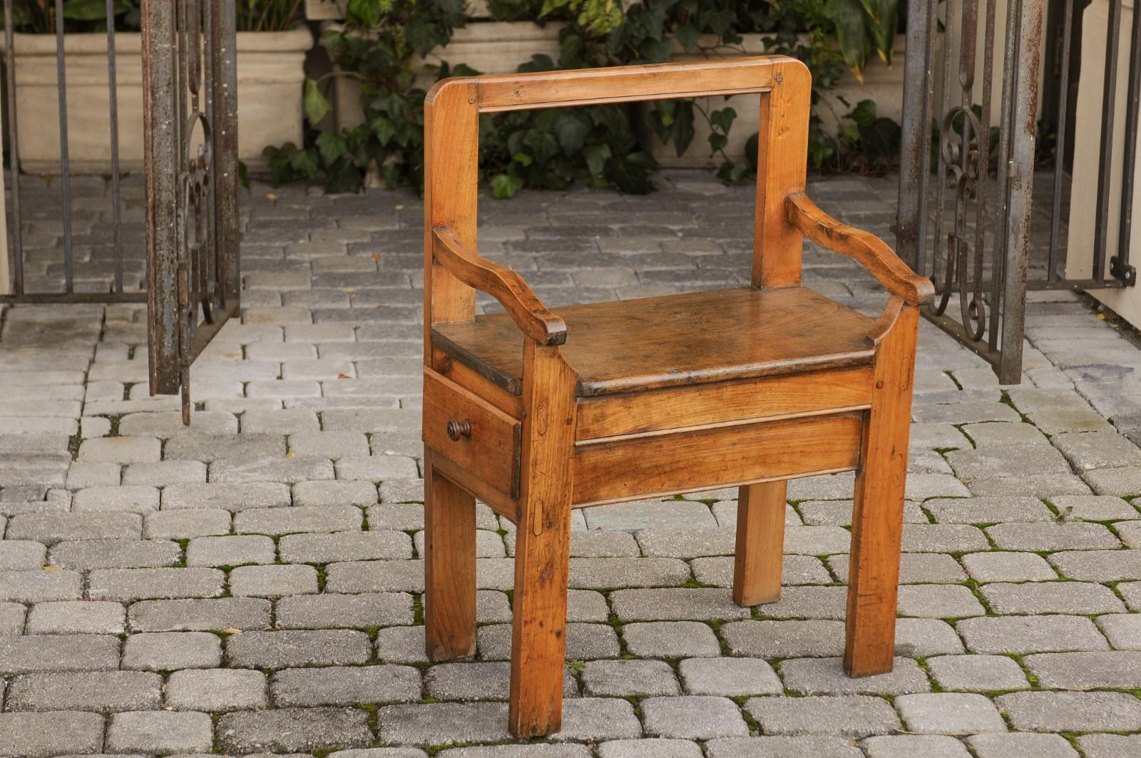 A rustic French fruitwood chair from the early 19th century, with open back, single lateral drawer and straight legs. Born during the second decade of the 19th century during the French Restauration period, this charming rustic chair features a