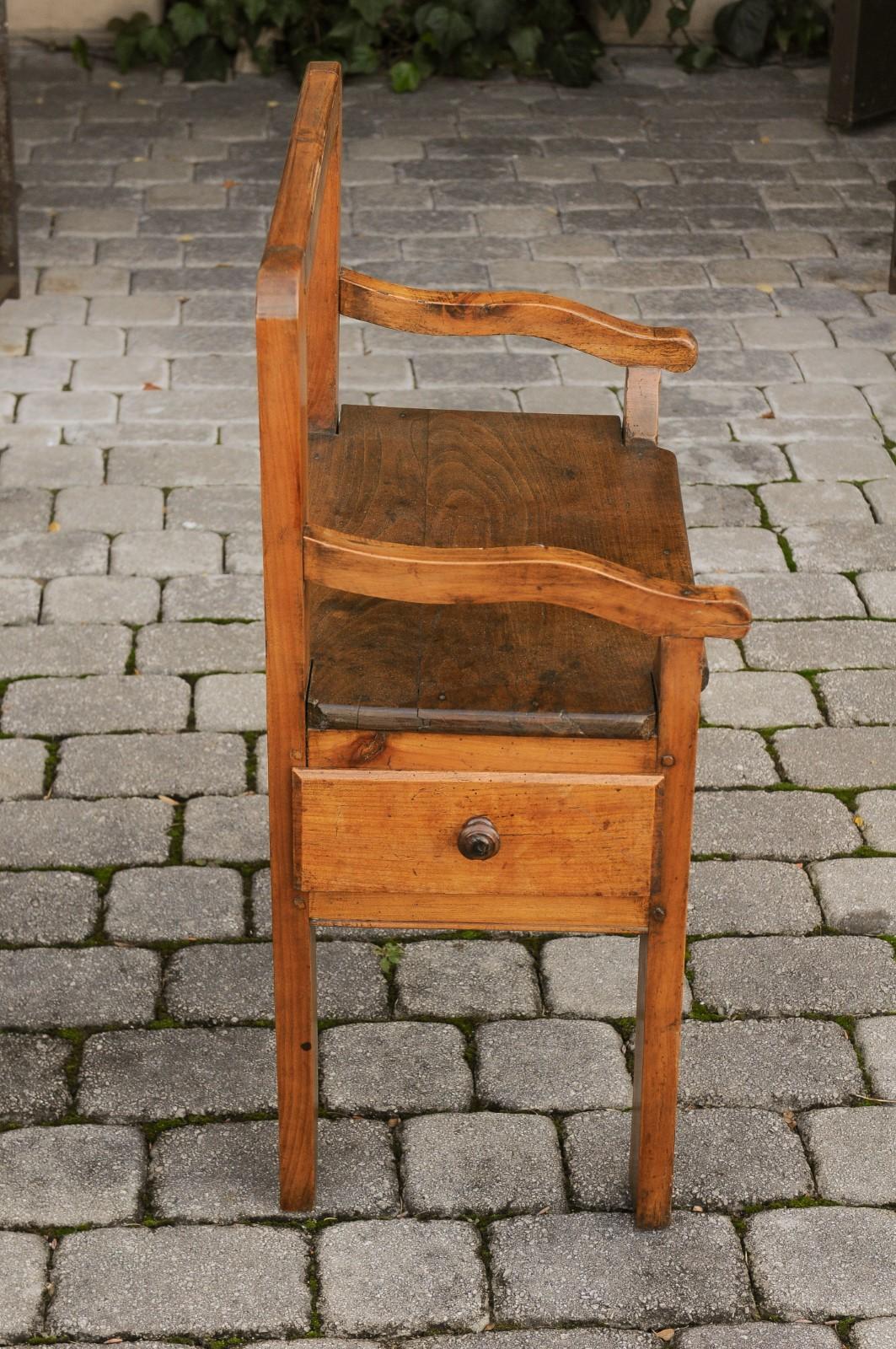 Rustikaler französischer Obstholzstuhl mit offener Rückenlehne und späterer Schublade, um 1820 3