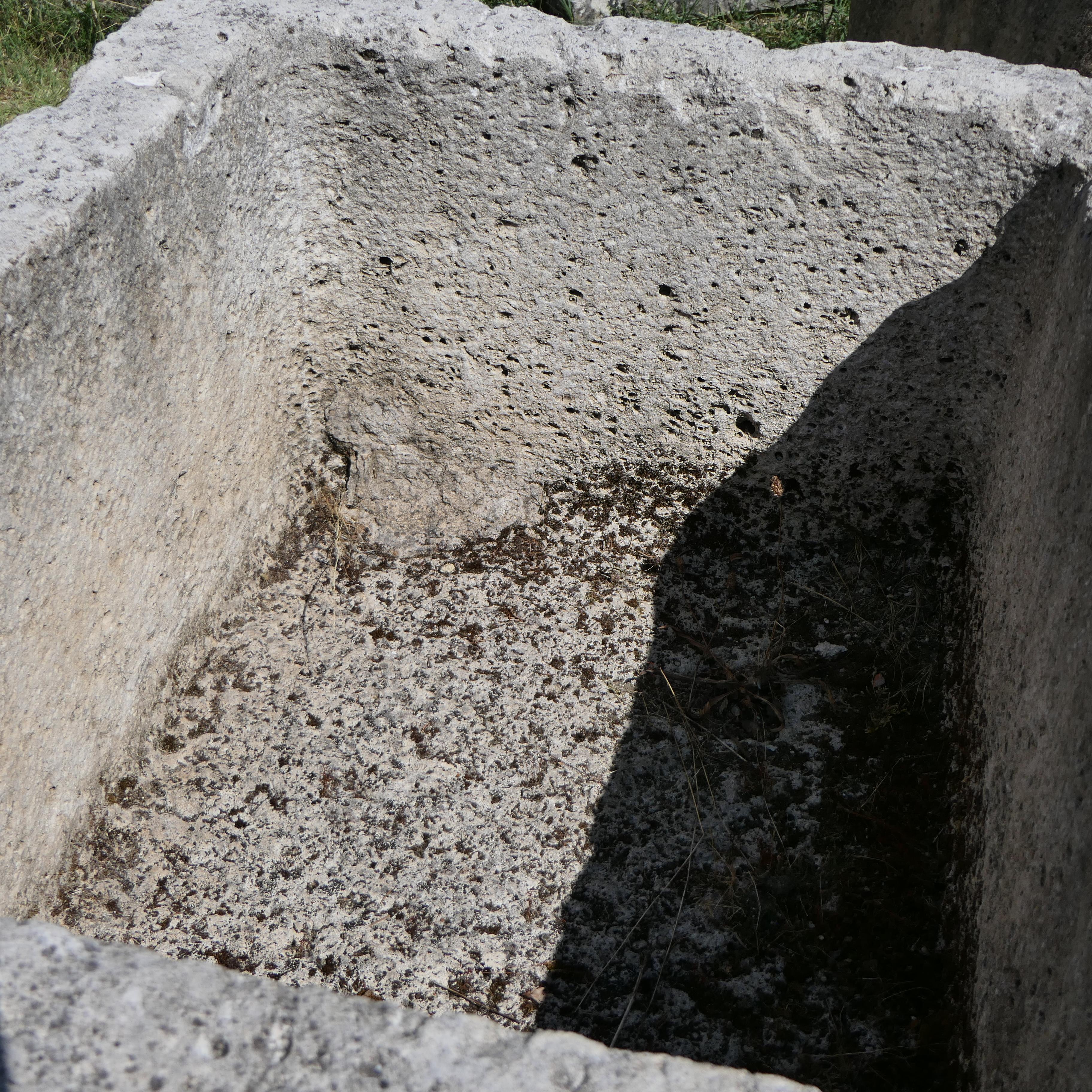 Une magnifique et monumentale auge antique, taillée à la main dans un seul bloc de calcaire français au XIXe siècle. Cette pièce incarne un charme rustique puissant, mettant en valeur l'âme et l'histoire de la France rurale. Sa présence