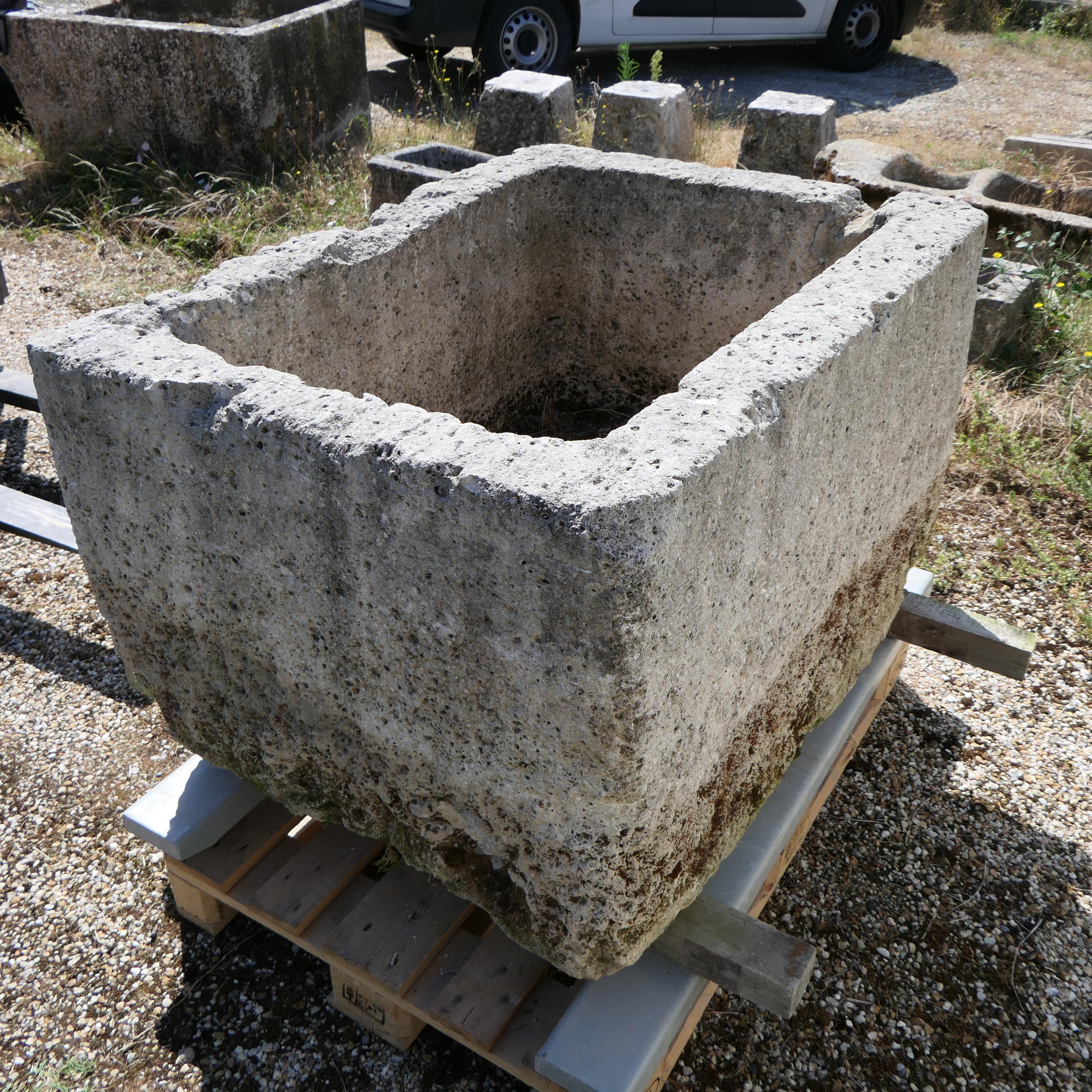 XIXe siècle Jardinière ou auge rustique française en pierre naturelle superbement patinée en vente