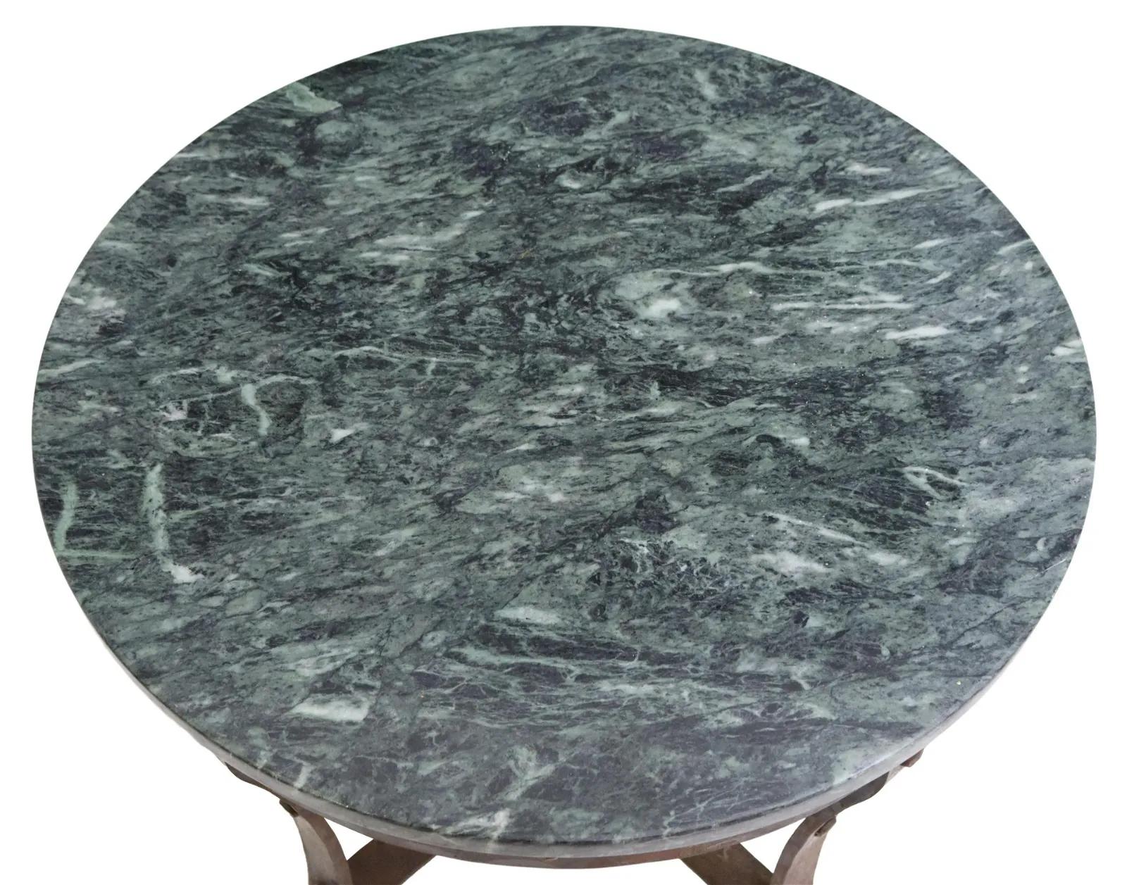 Français Table basse rustique française à plateau en marbre vert et fer en vente