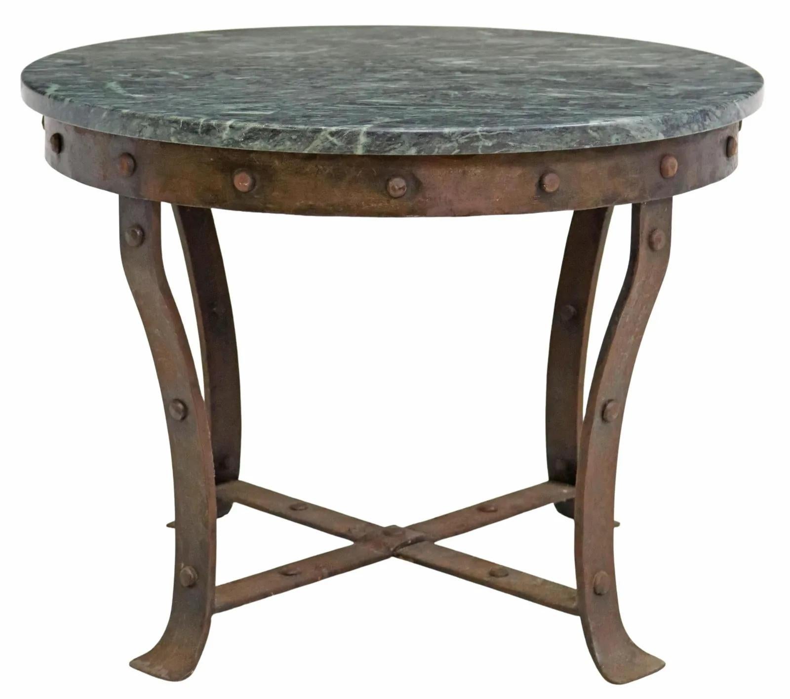 Fait main Table basse rustique française à plateau en marbre vert et fer en vente