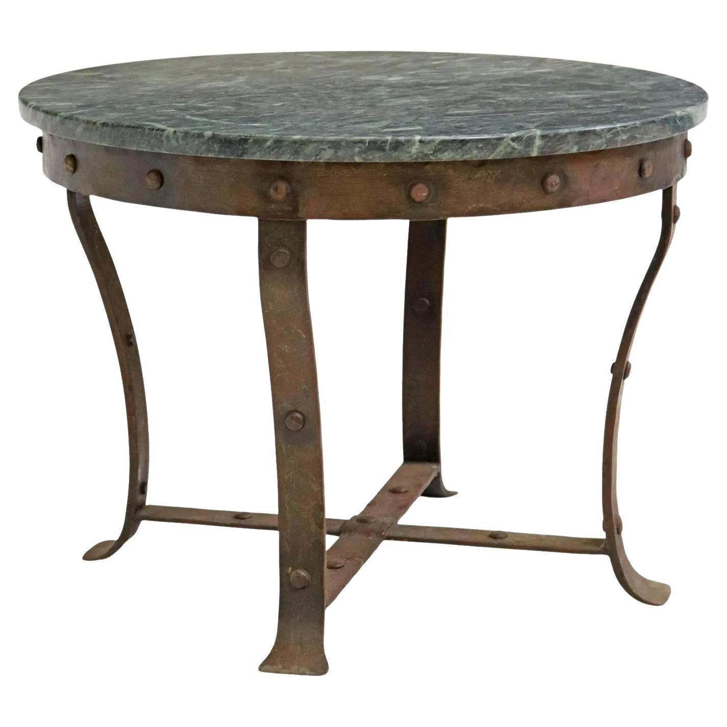 Table basse rustique française à plateau en marbre vert et fer en vente