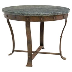 Table basse rustique française à plateau en marbre vert et fer