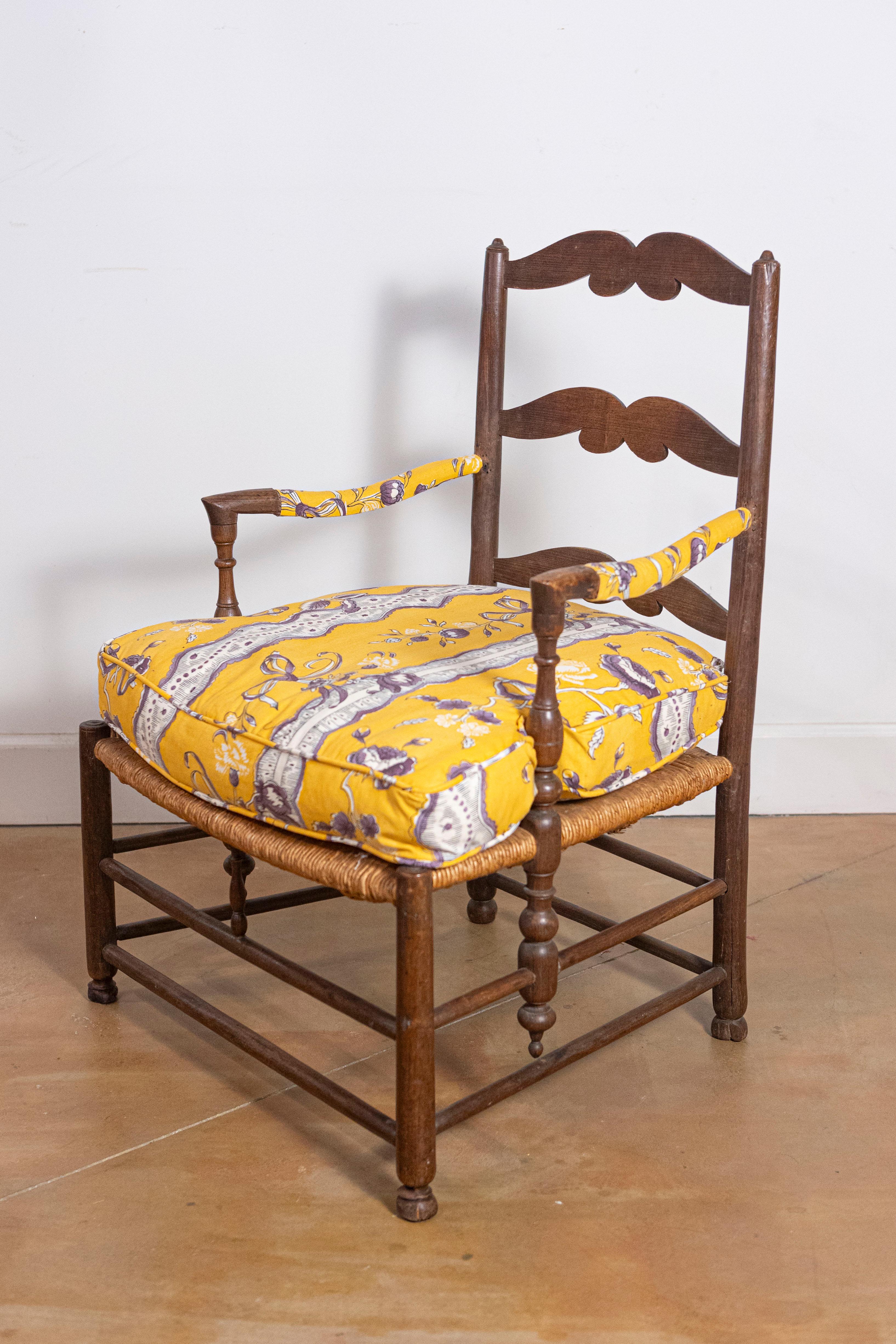 Français Fauteuil rustique français de la fin du XVIIIe siècle en noyer avec assise et coussin en jonc en vente