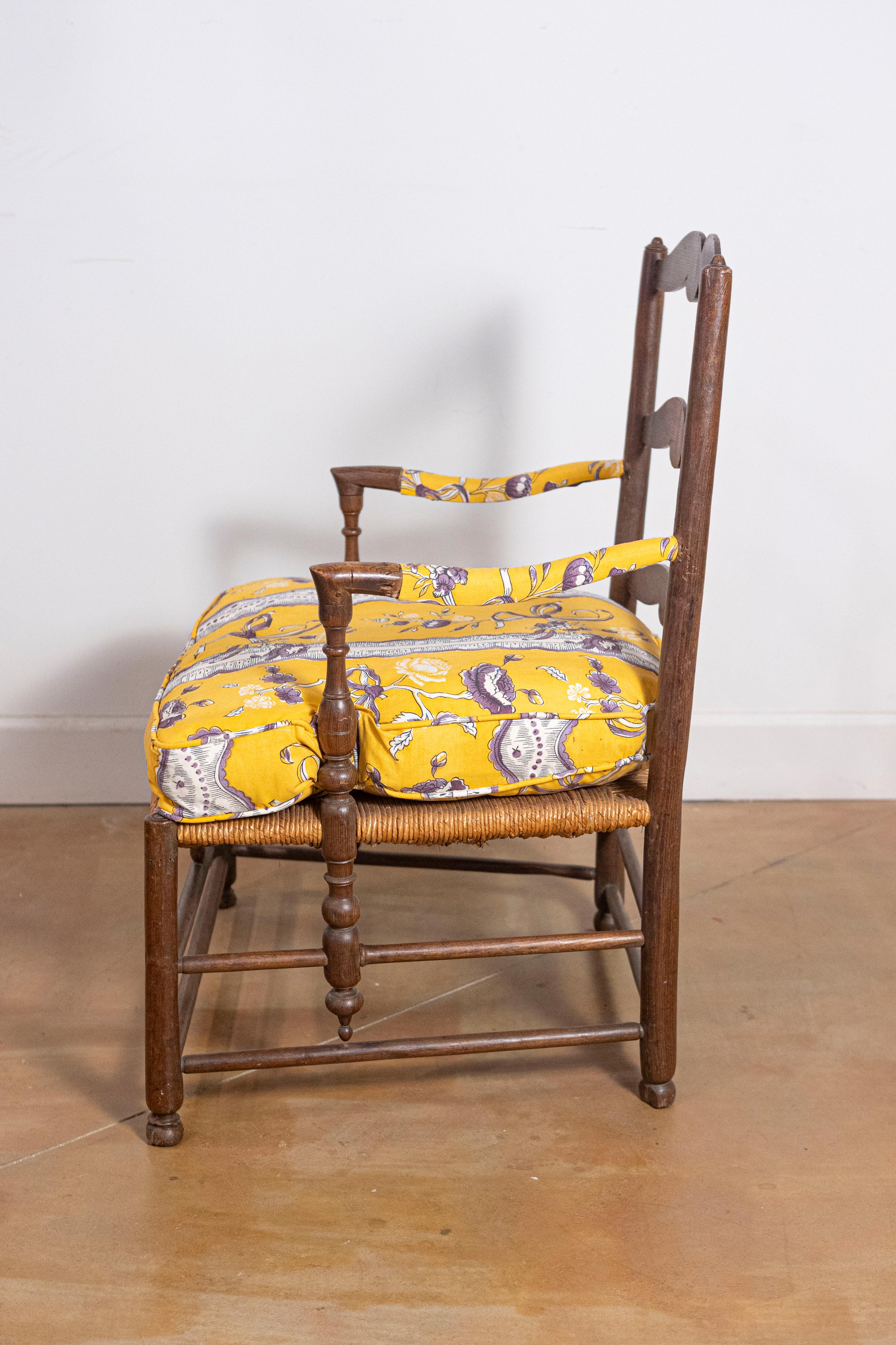 Sculpté Fauteuil rustique français de la fin du XVIIIe siècle en noyer avec assise et coussin en jonc en vente