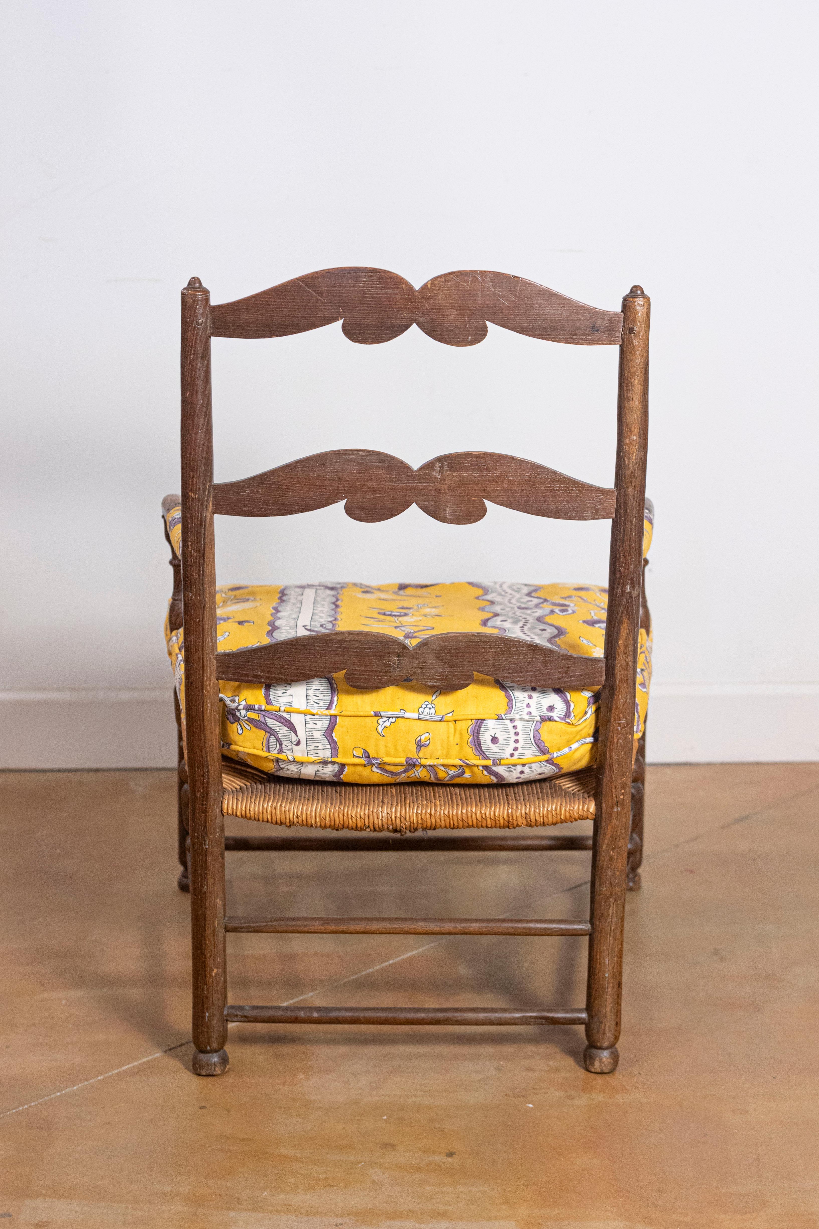 Fauteuil rustique français de la fin du XVIIIe siècle en noyer avec assise et coussin en jonc Bon état - En vente à Atlanta, GA