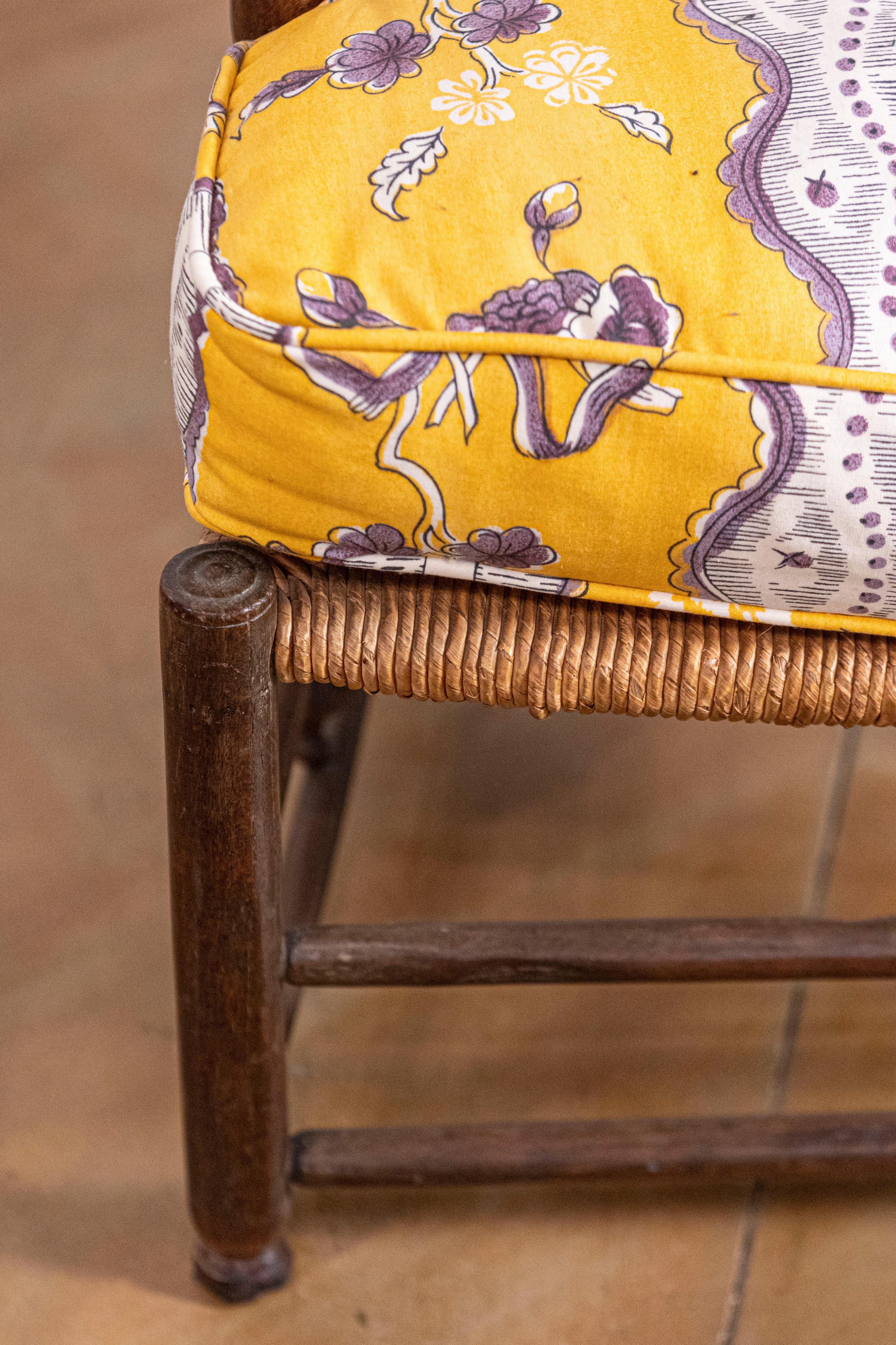 Fauteuil rustique français de la fin du XVIIIe siècle en noyer avec assise et coussin en jonc en vente 1