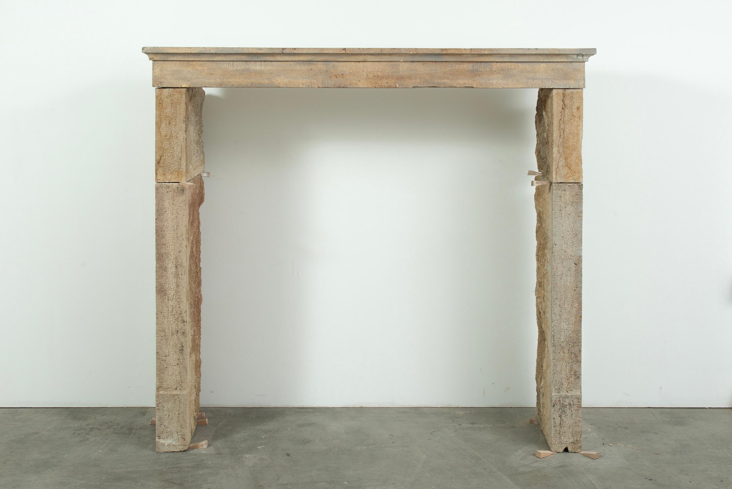 Cheminée rustique en pierre calcaire de forme droite, 19e siècle.

Authentique, brute et pleine d'âme rustique, cette cheminée de campagne française aux lignes droites, sculptée à la main dans de la pierre calcaire bouchardée, est un élément