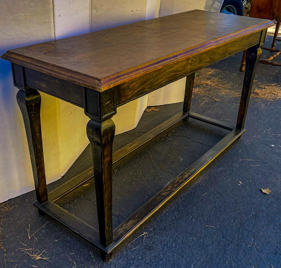 Rustic French Louis XV Style Pine Console Table W/ Leather Top In condizioni buone in vendita a Kennesaw, GA