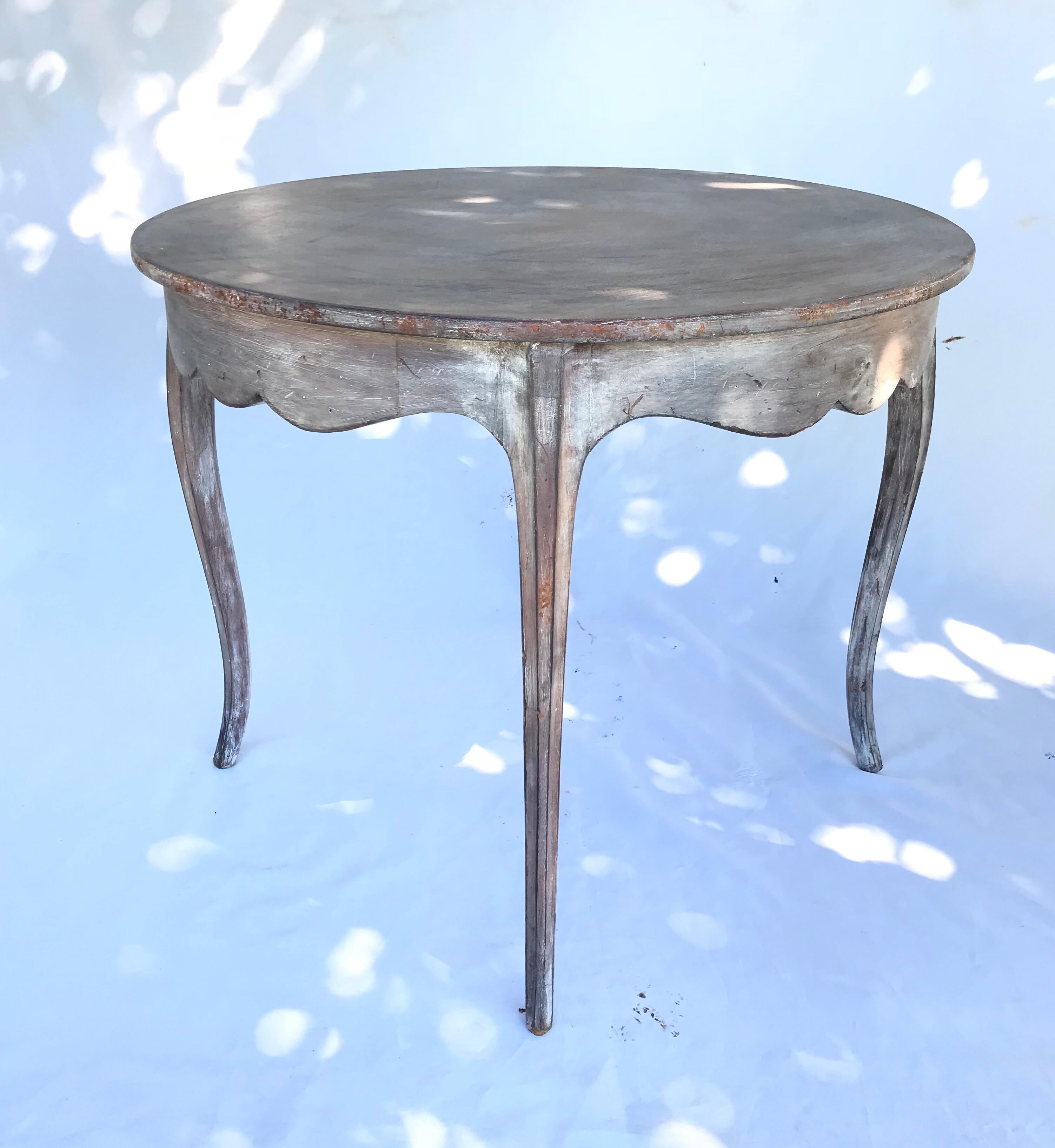 Rustic French Louis XV Style Side Table Having Cabriole Legs In Good Condition In Charlottesville, VA