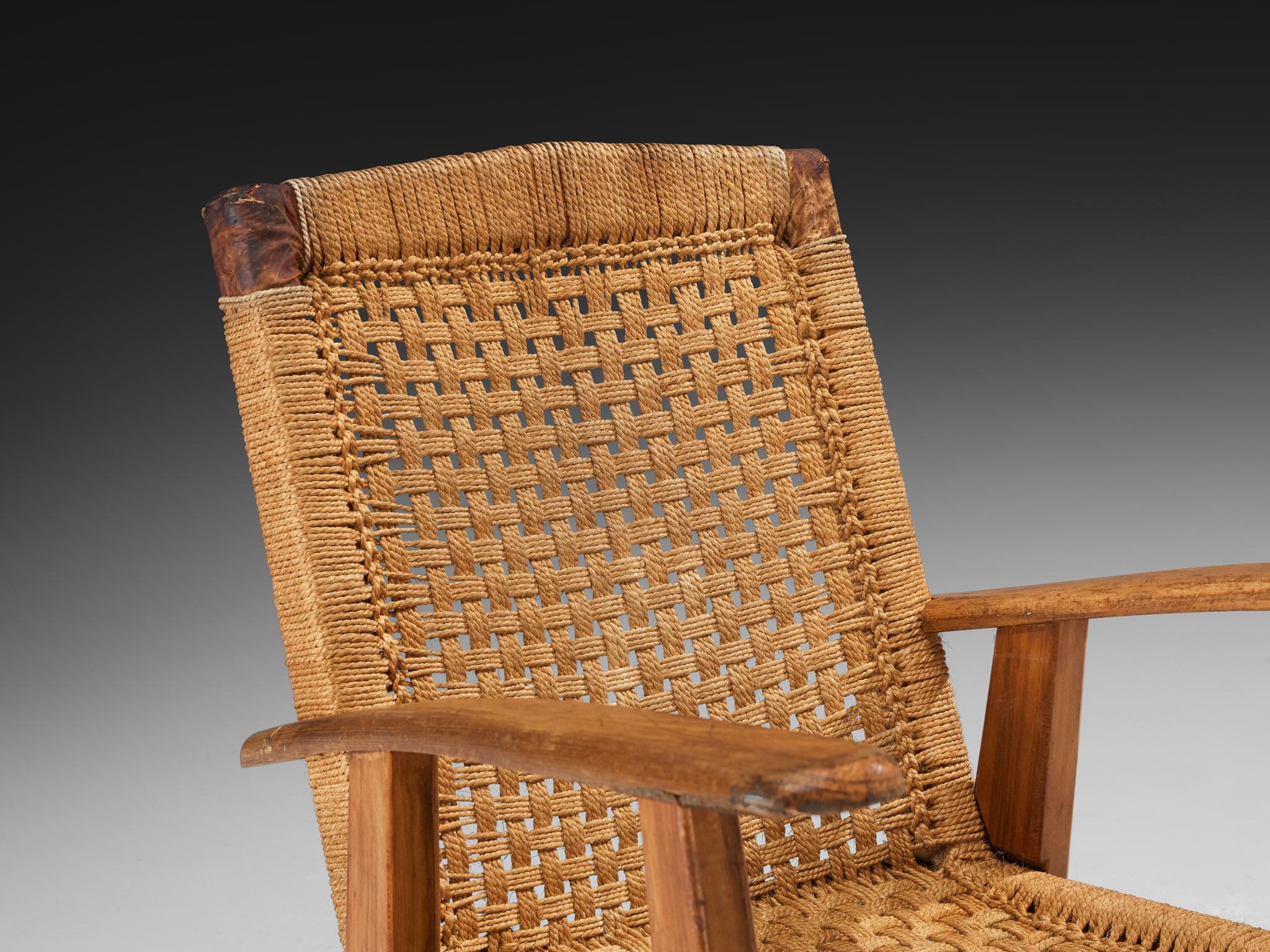 Rustic French Lounge Chair in Rush and Wood In Good Condition For Sale In Waalwijk, NL