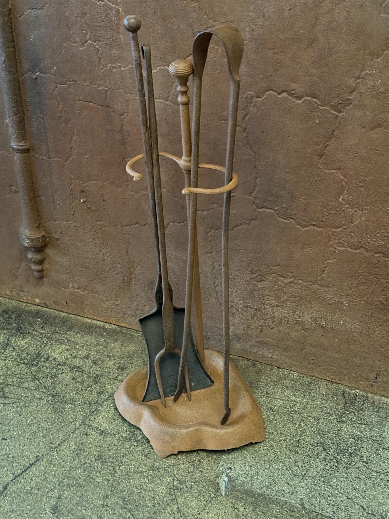 Ensemble d'outils de cheminée rustique du début du 19e siècle, de style néoclassique français. L'ensemble d'outils se compose d'une pince à cheminée, d'une pelle et d'une fourche à feu. Les outils sont en fer forgé. L'ensemble est en bon état et