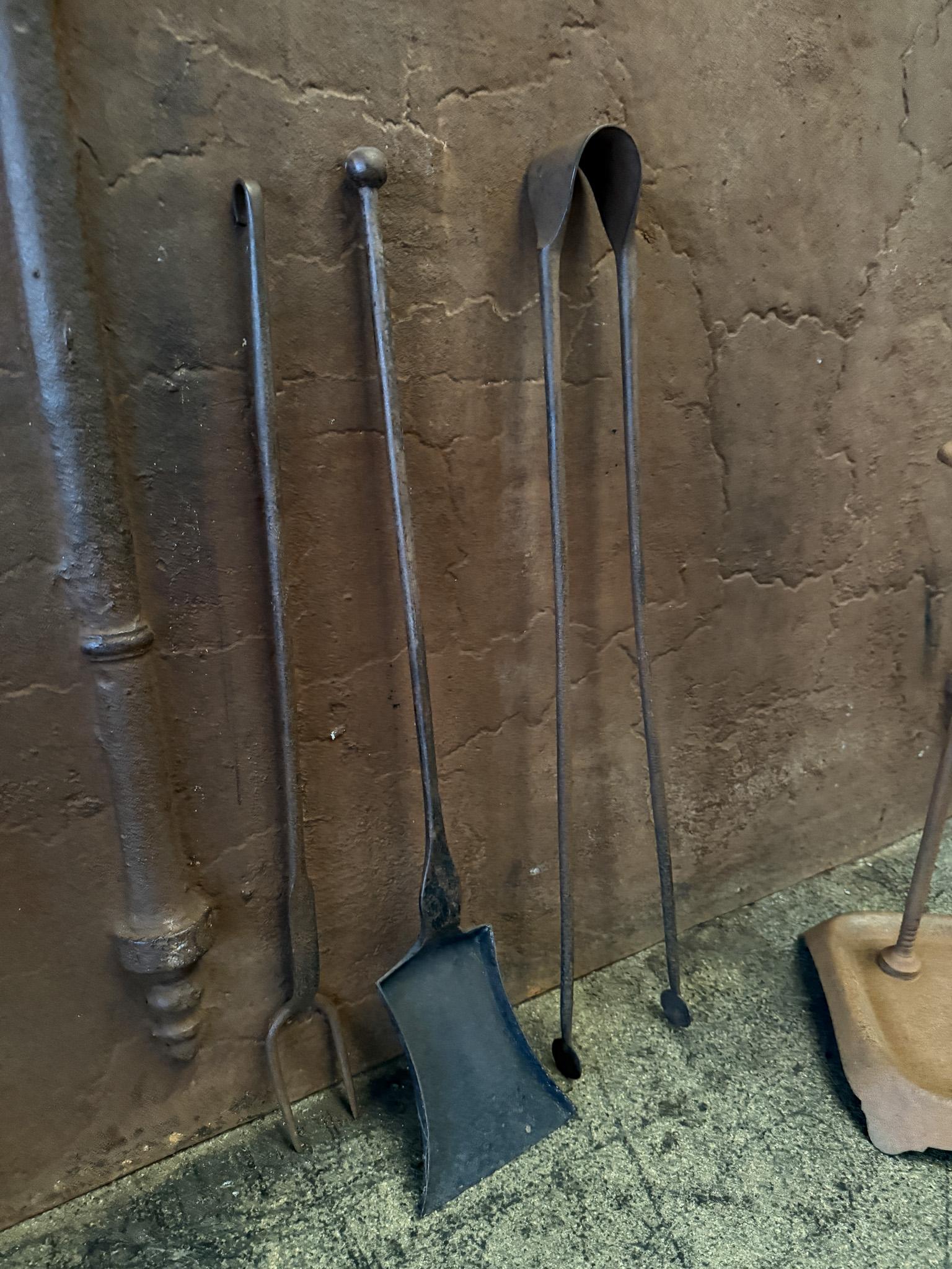 Forgé Outils de cheminée rustiques néoclassiques français, début du 19e siècle en vente
