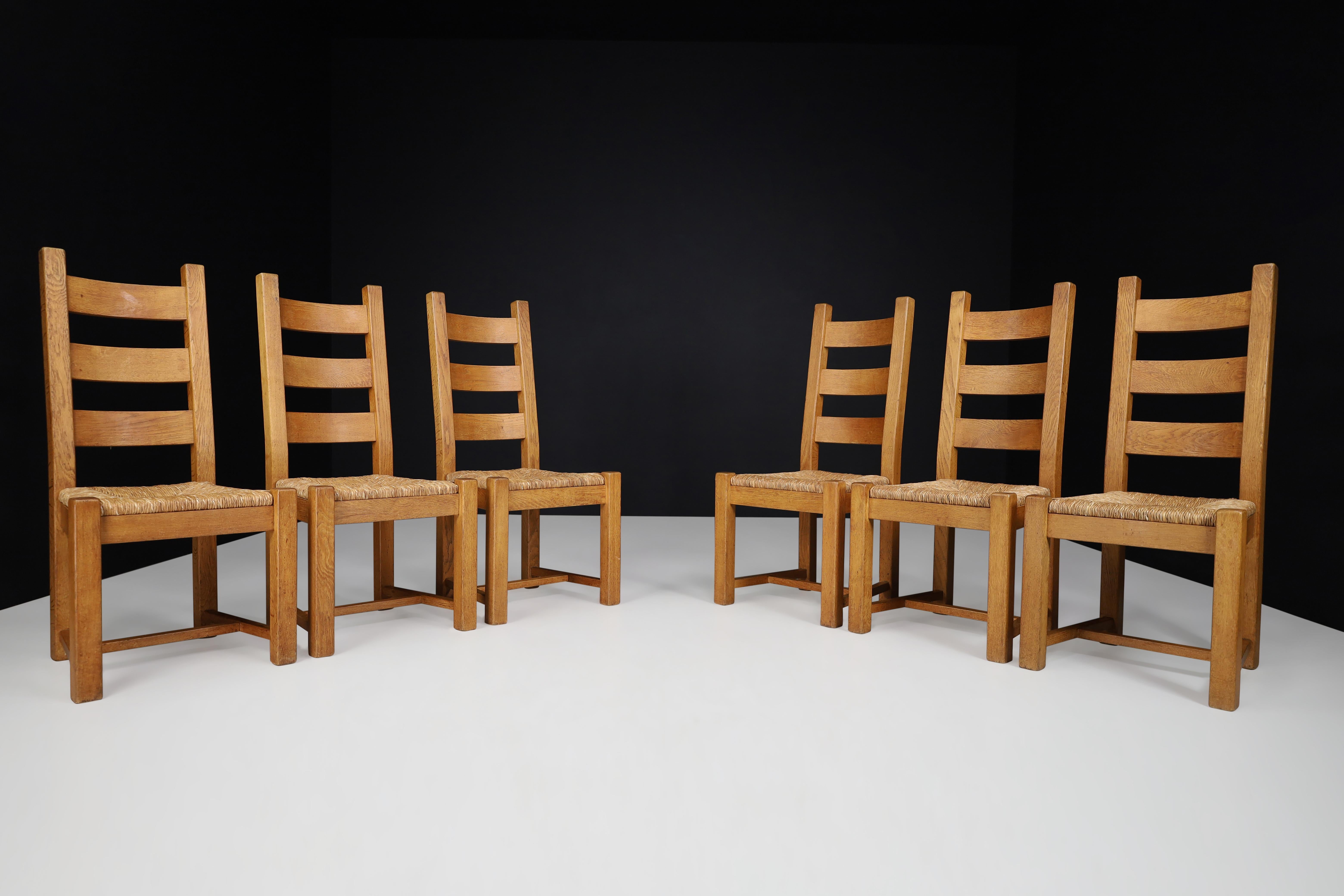 Set di 6 sedie da pranzo rustiche in quercia francese e giunco, anni '60 - Artigianato primitivo

Evocando la bellezza grezza dell'artigianato francese, questo set di sei sedie da pranzo rustiche è stato realizzato a mano in Francia negli anni
