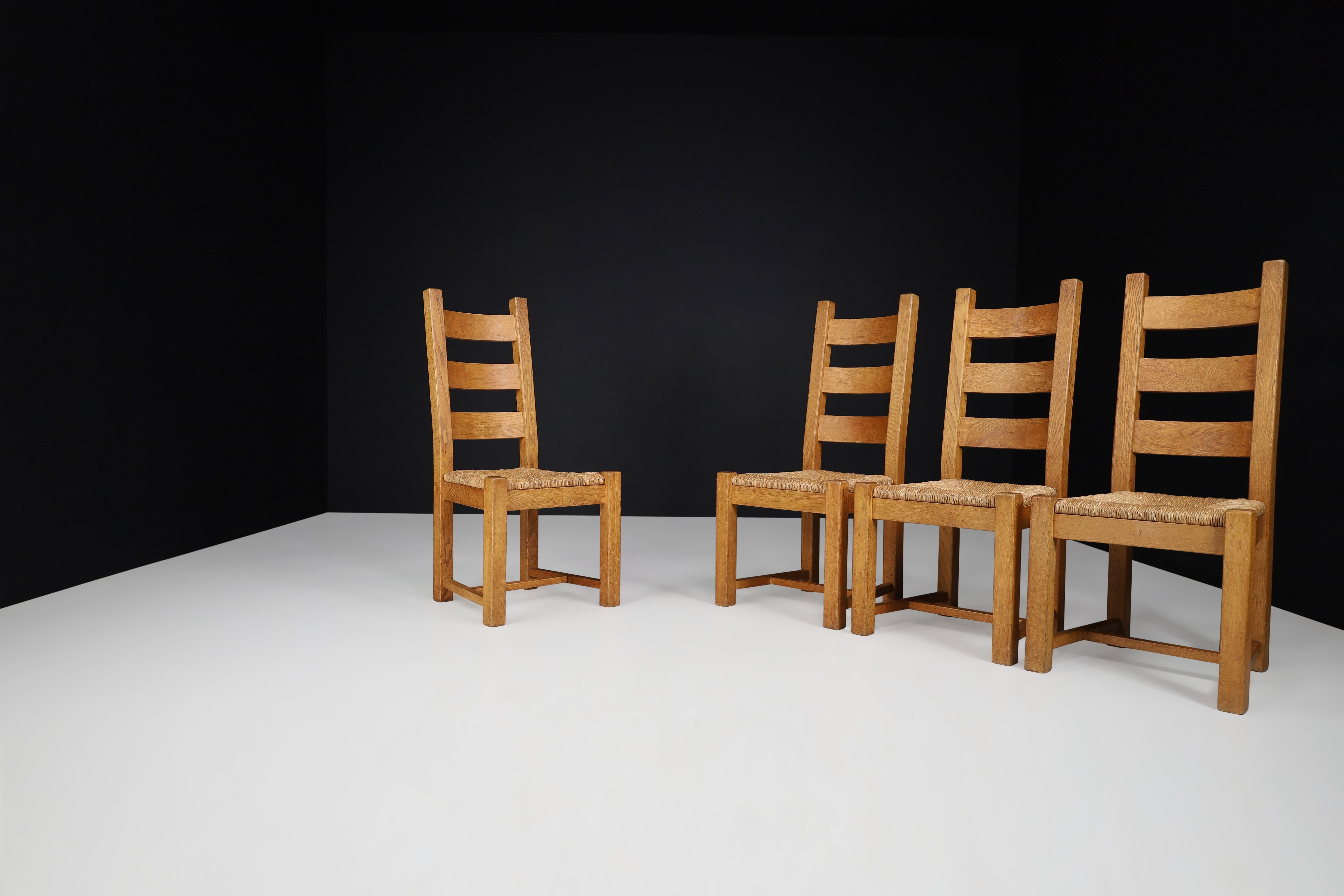 Rustico Sedie da pranzo rustiche francesi in Oak e giunco, 1960 Primitive Artisan Craftsmanshap in vendita