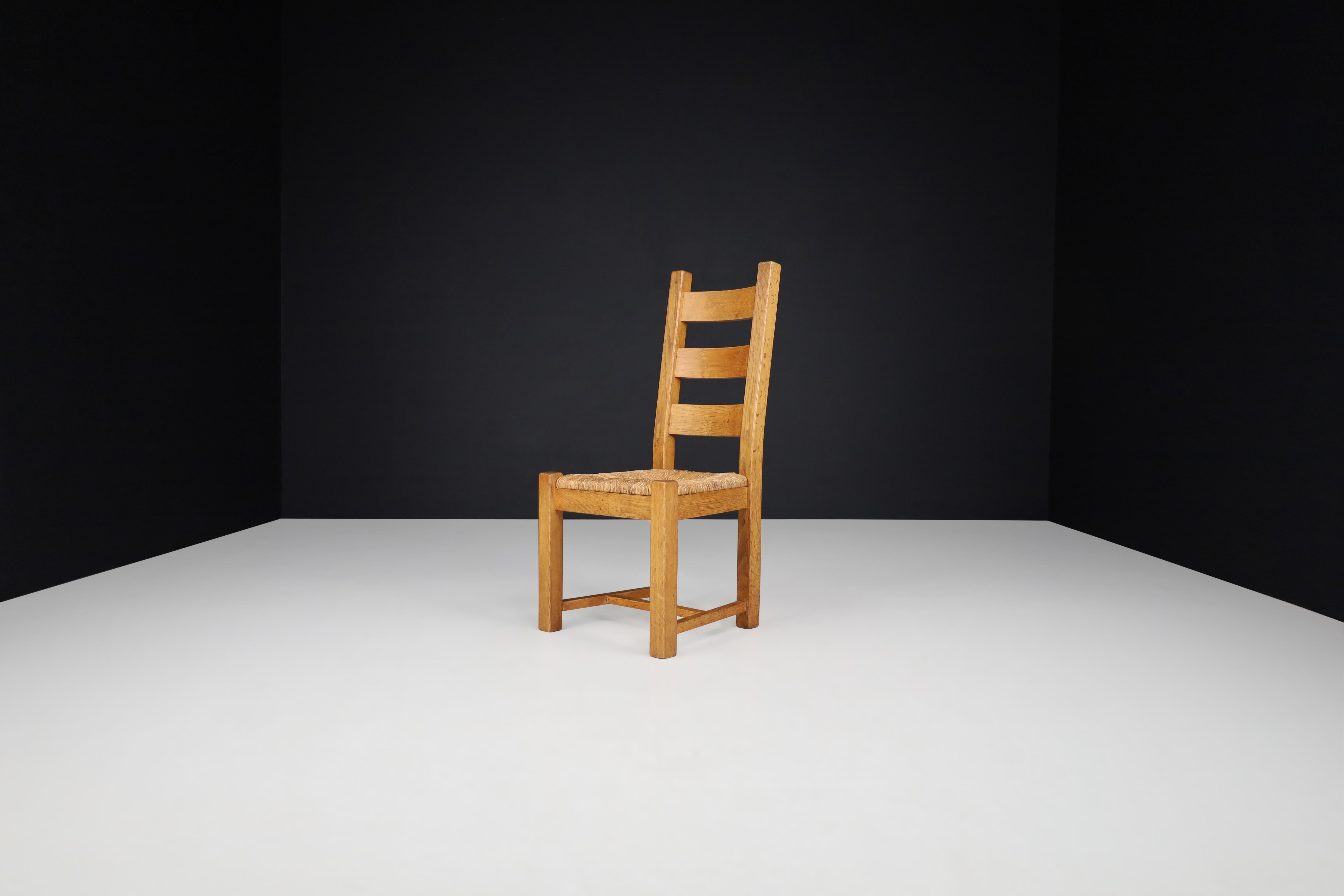 XX secolo Sedie da pranzo rustiche francesi in Oak e giunco, 1960 Primitive Artisan Craftsmanshap in vendita