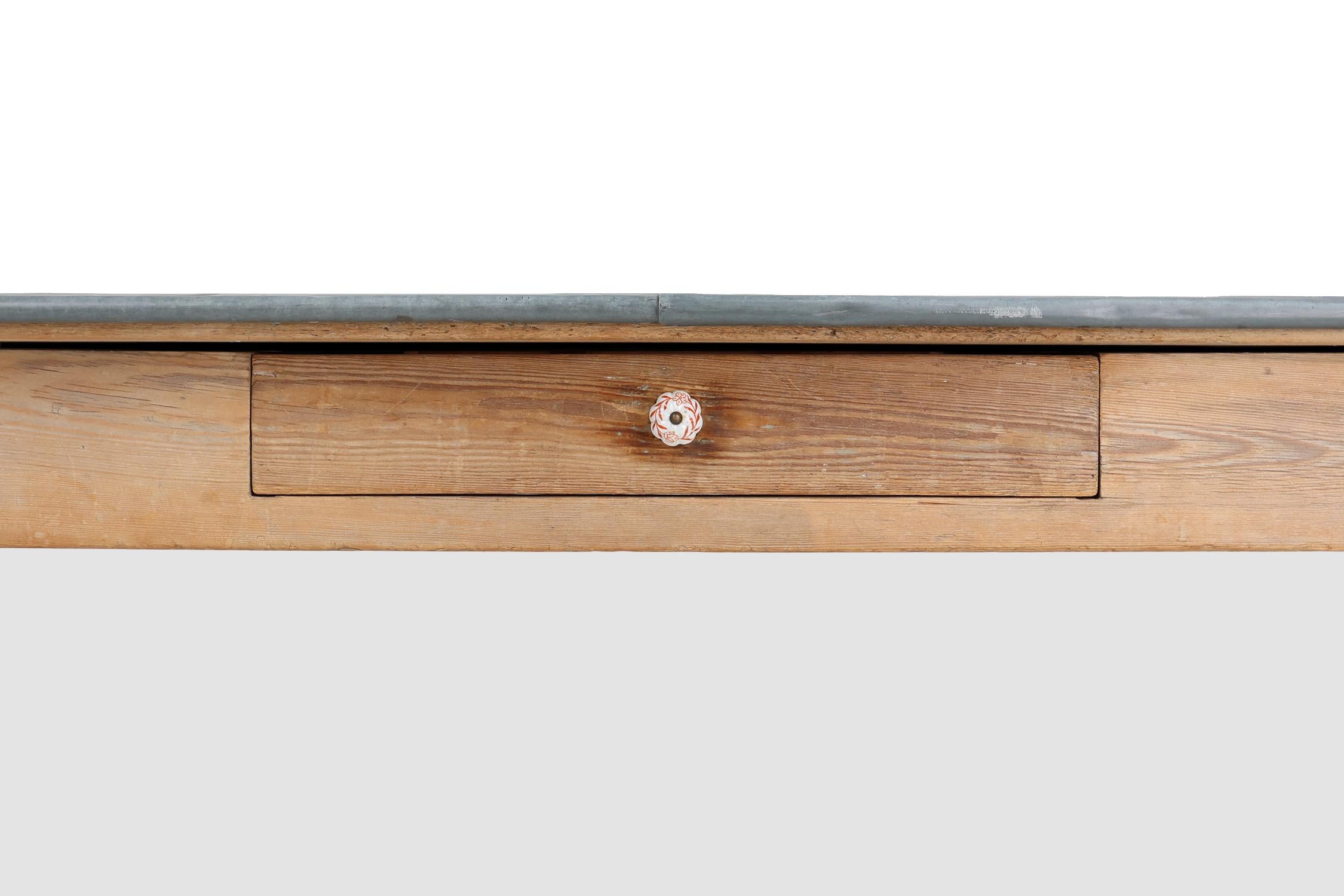 Rustic French pine wood dinner table with zinc top, ca. 1850 In Good Condition For Sale In Meulebeke, BE