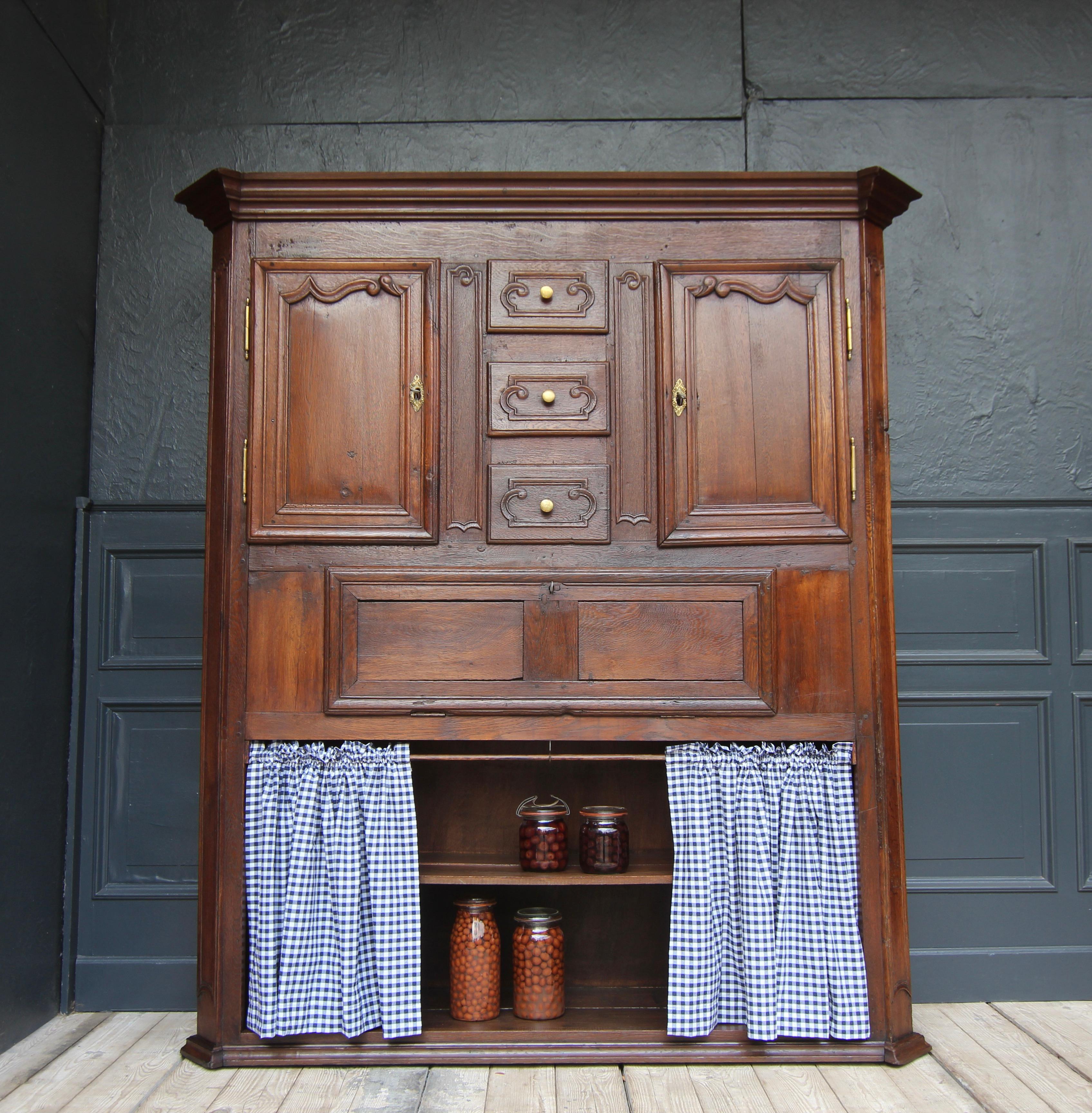Rustic French Provincial 18th Century Oak Kitchen Pantry Cupboard In Good Condition In Dusseldorf, DE
