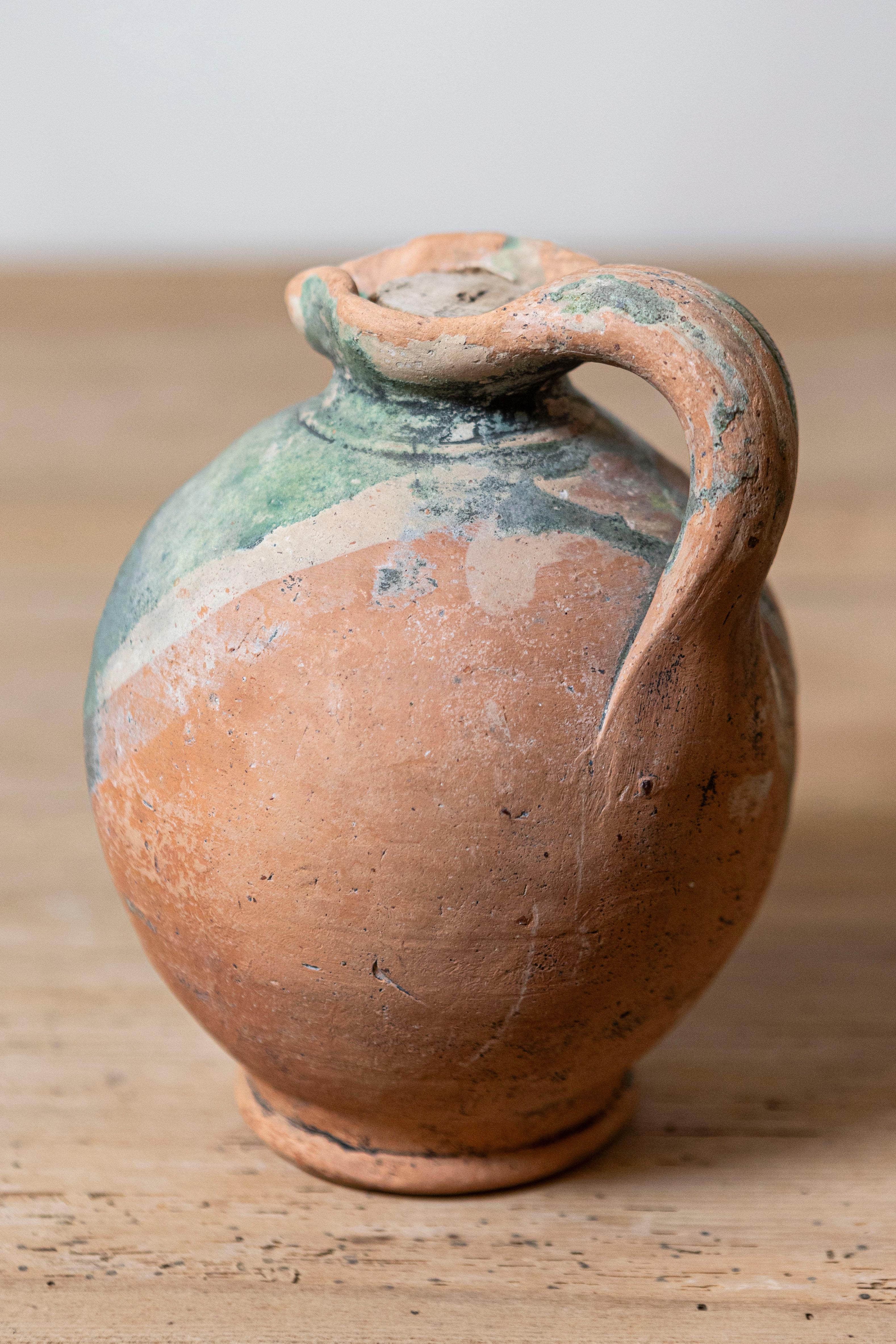 Francese Brocca in ceramica rustica della provincia francese del XIX secolo con accenti di Greene & Greene in vendita