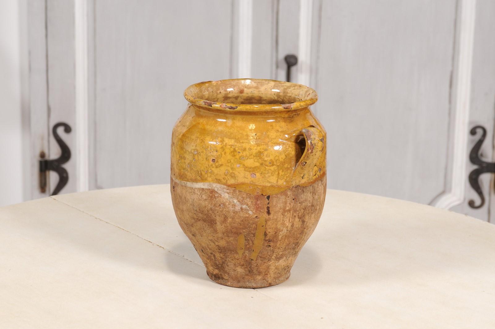 20ième siècle Poterie rustique provinciale française à double poignée Pot à Confit avec glaçure jaune en vente