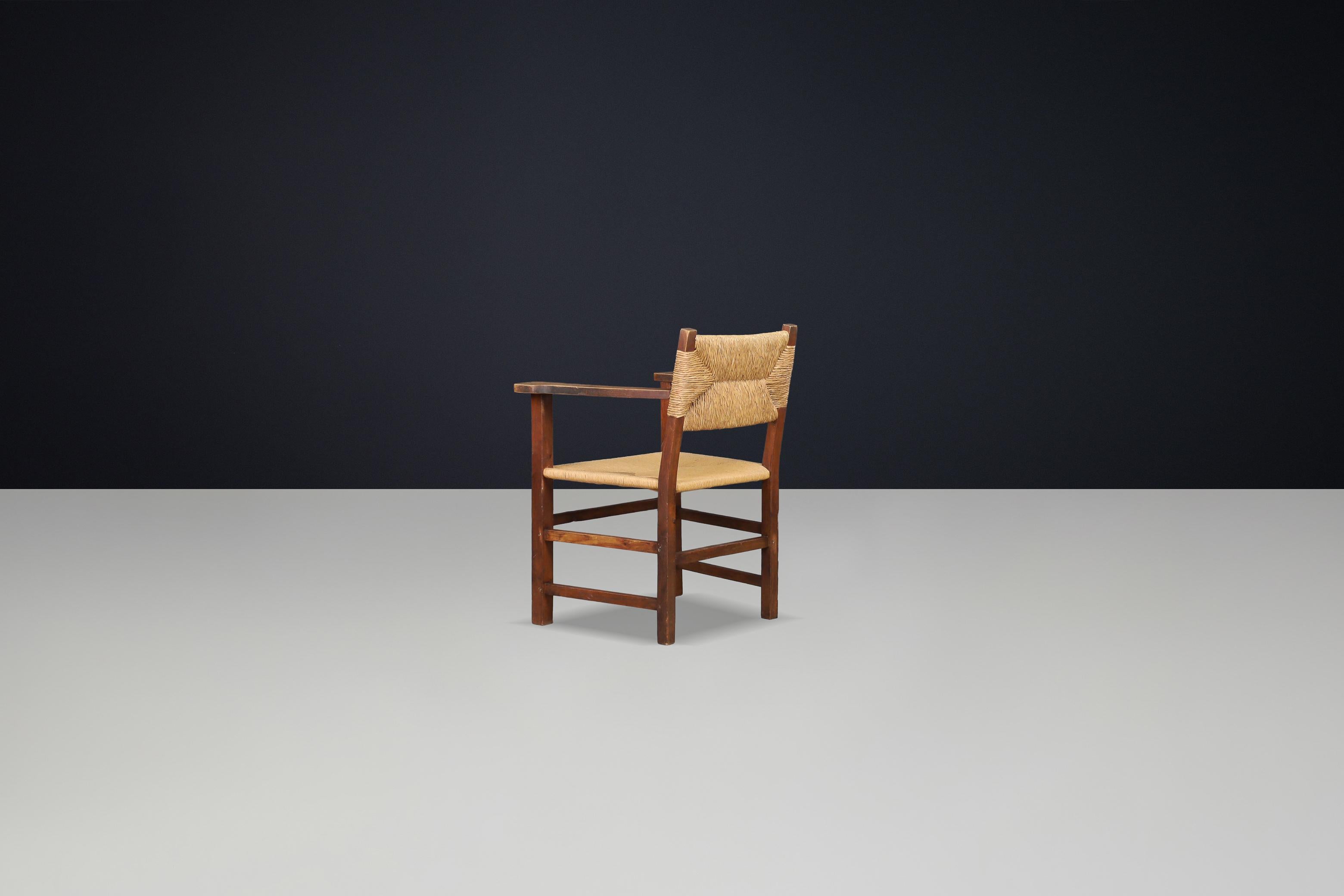 Fauteuil rustique de style provincial français en chêne et jonc, années 1940 en vente 6