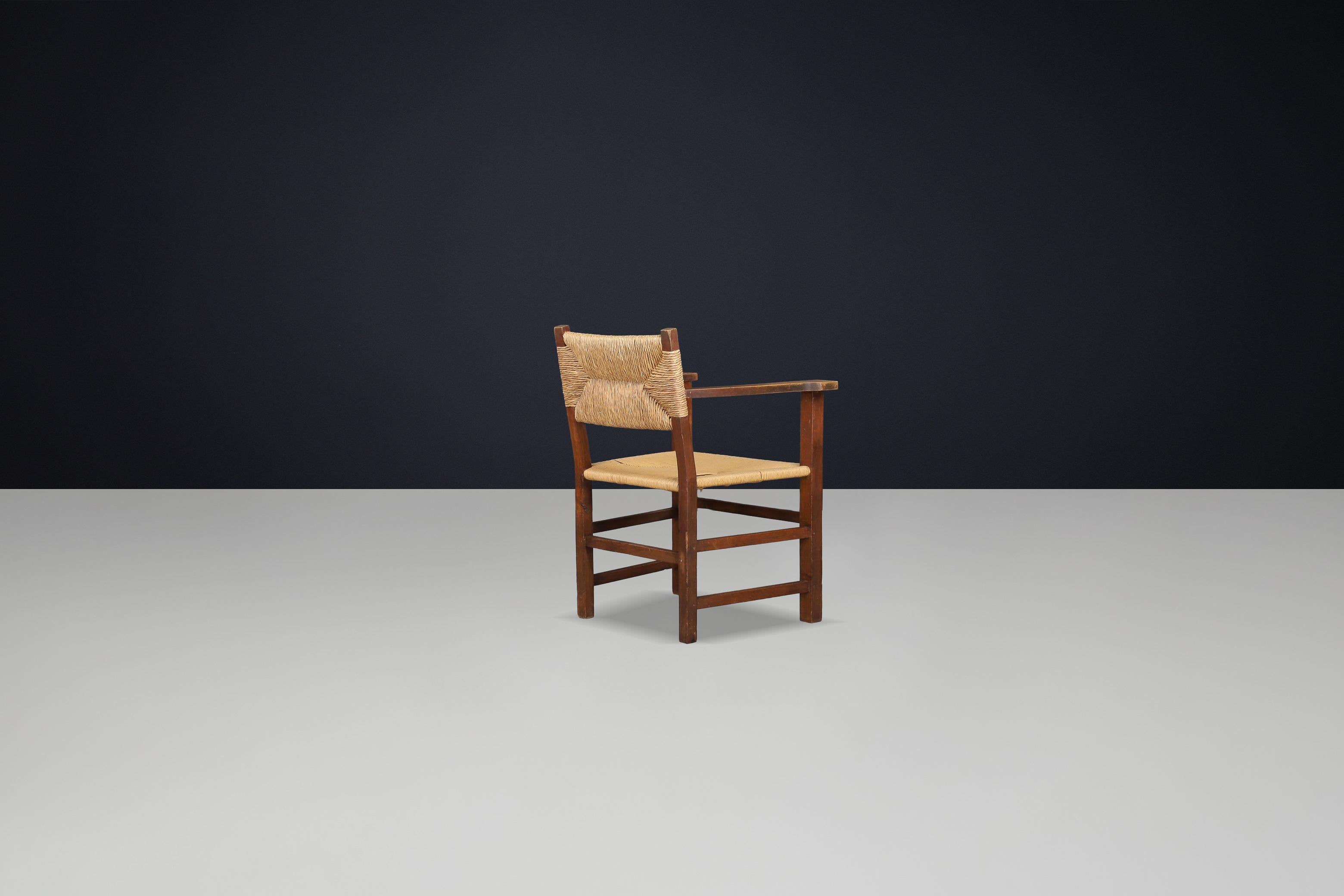 Milieu du XXe siècle Fauteuil rustique de style provincial français en chêne et jonc, années 1940 en vente