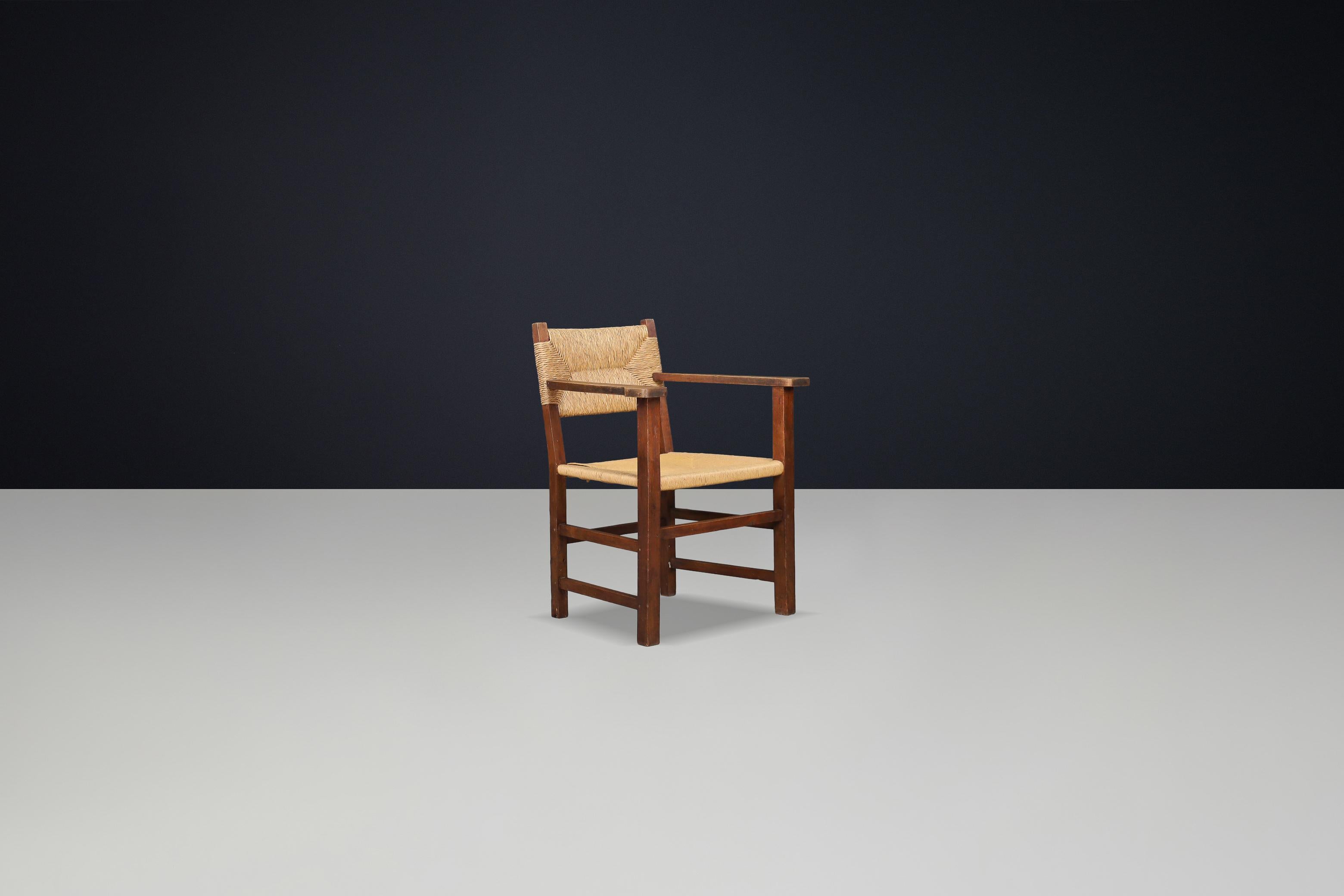 Fauteuil rustique de style provincial français en chêne et jonc, années 1940 en vente 2