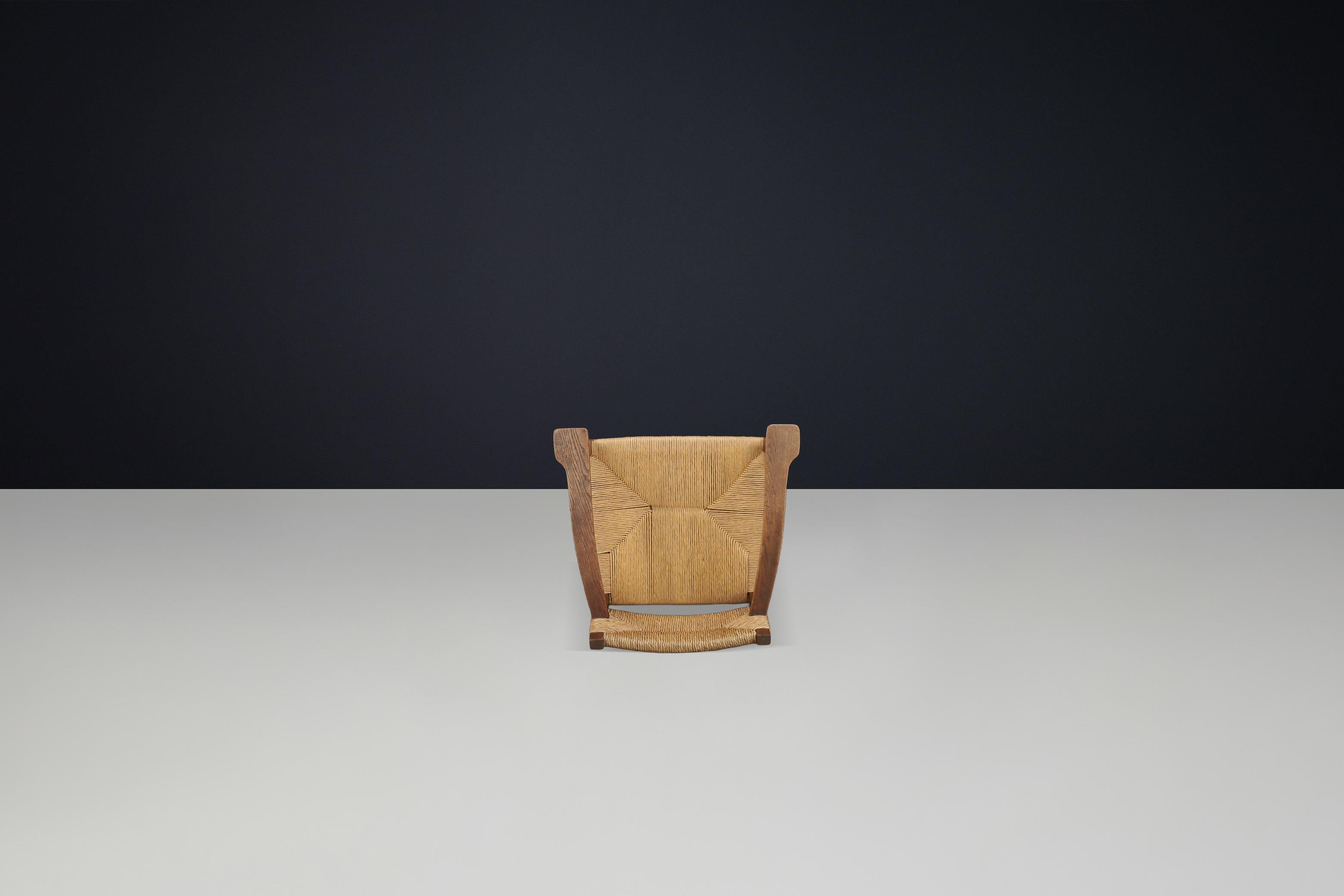 Fauteuil rustique de style provincial français en chêne et jonc, années 1940 en vente 3
