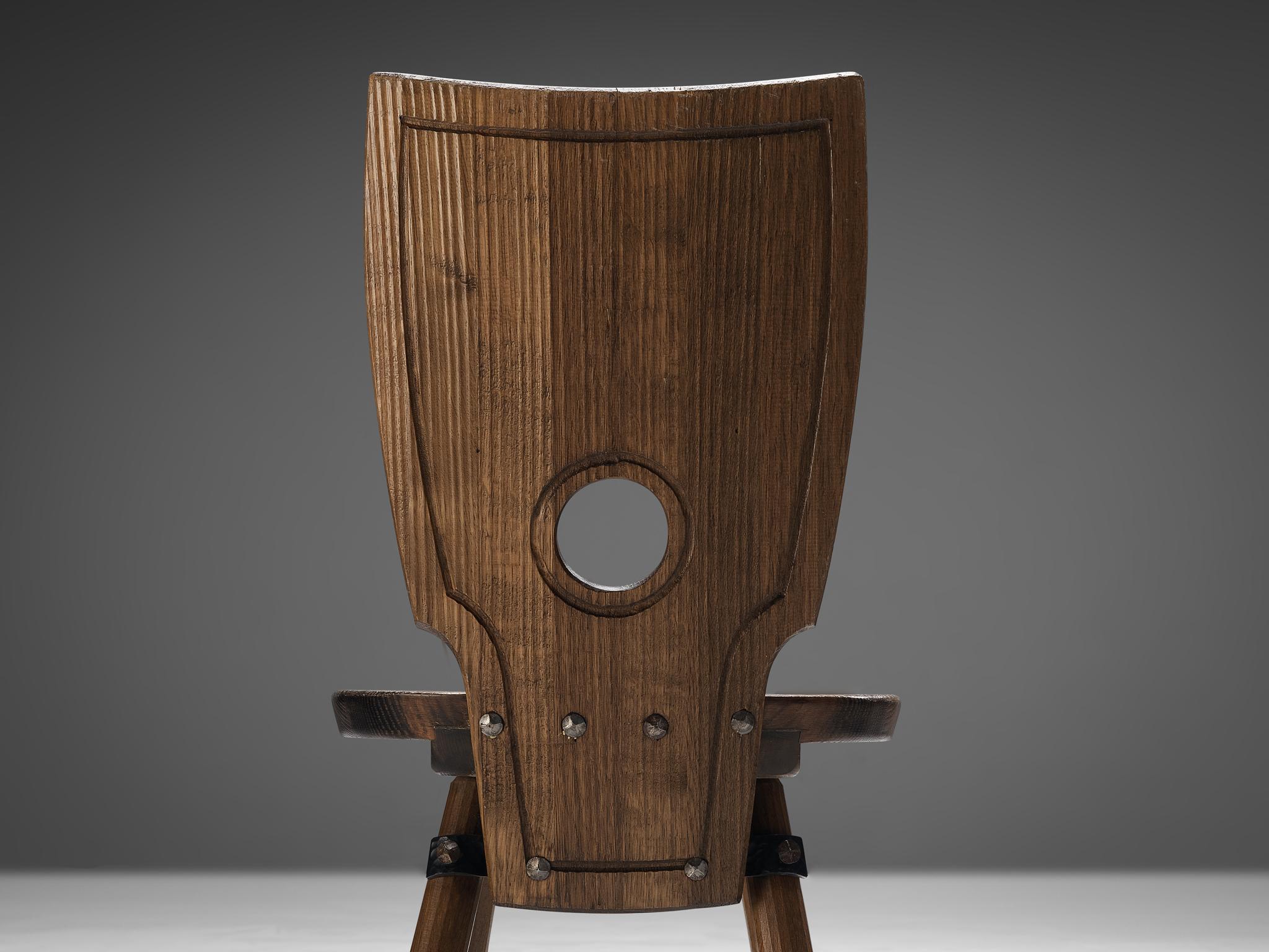 Set di otto sedie da pranzo, rovere tinto, ferro, Francia, anni '60

Caratteristico set di sedie da pranzo francesi. In assenza di decorazioni, la fessura arrotondata dello schienale assume un ruolo visivo importante in quanto contrasta con le linee