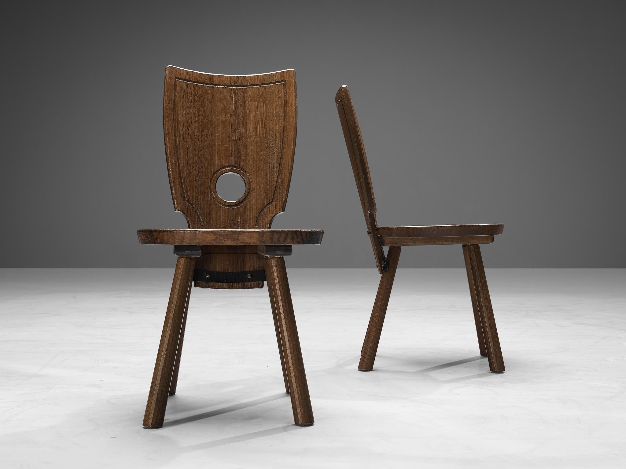 Metà XX secolo Set di otto sedie da pranzo rustiche francesi in legno massiccio di Oak e ferro in vendita