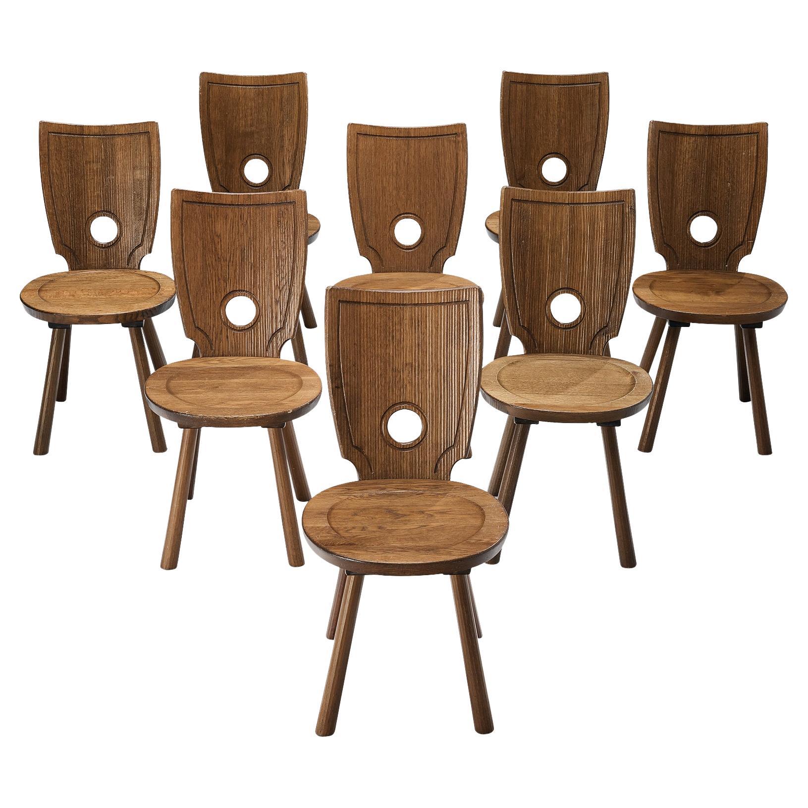 Ensemble rustique français de huit chaises de salle à manger en chêne massif 