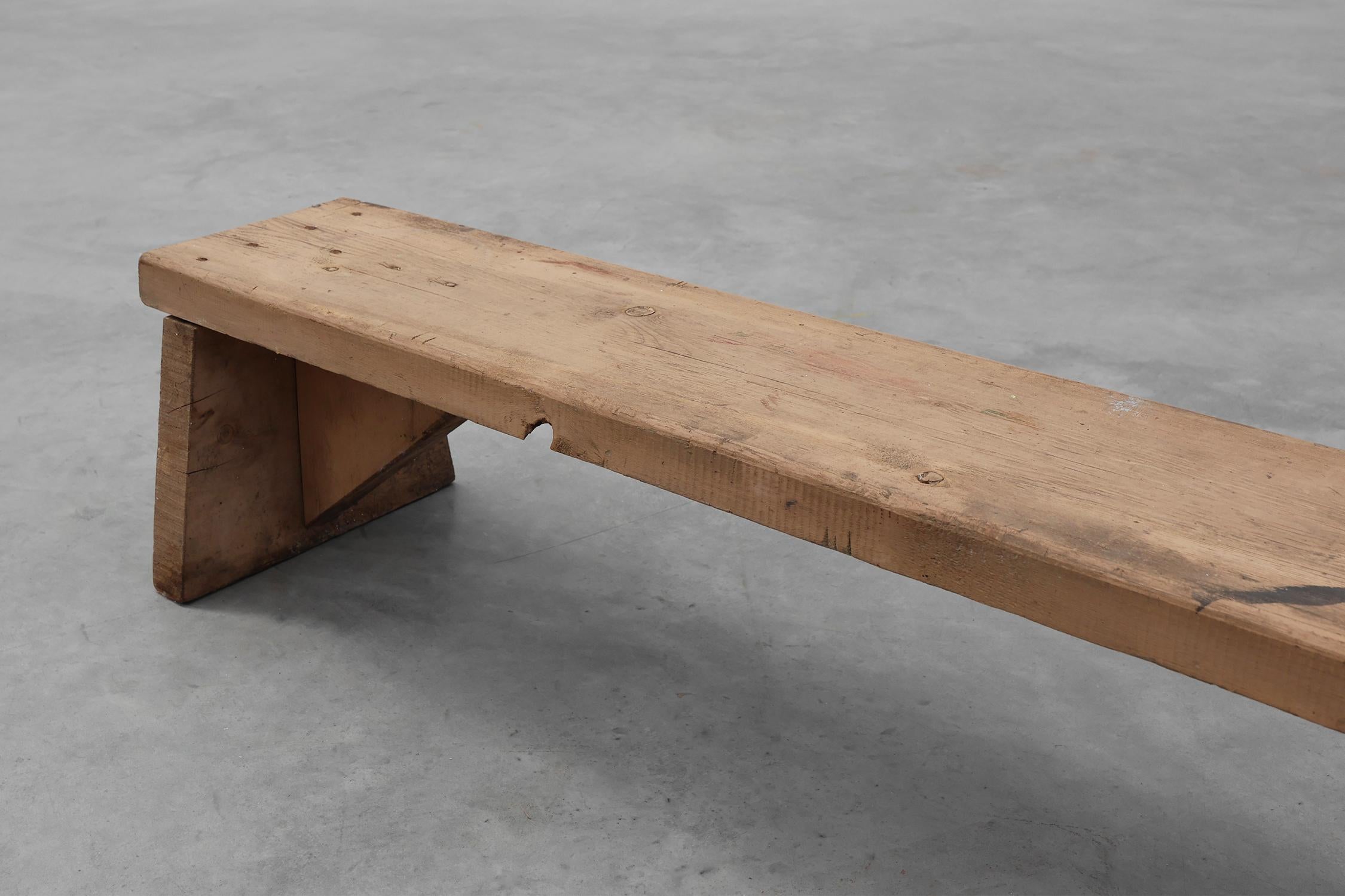 Français Banc bas rustique en bois massif français de style wabi wabi, vers 1880 en vente