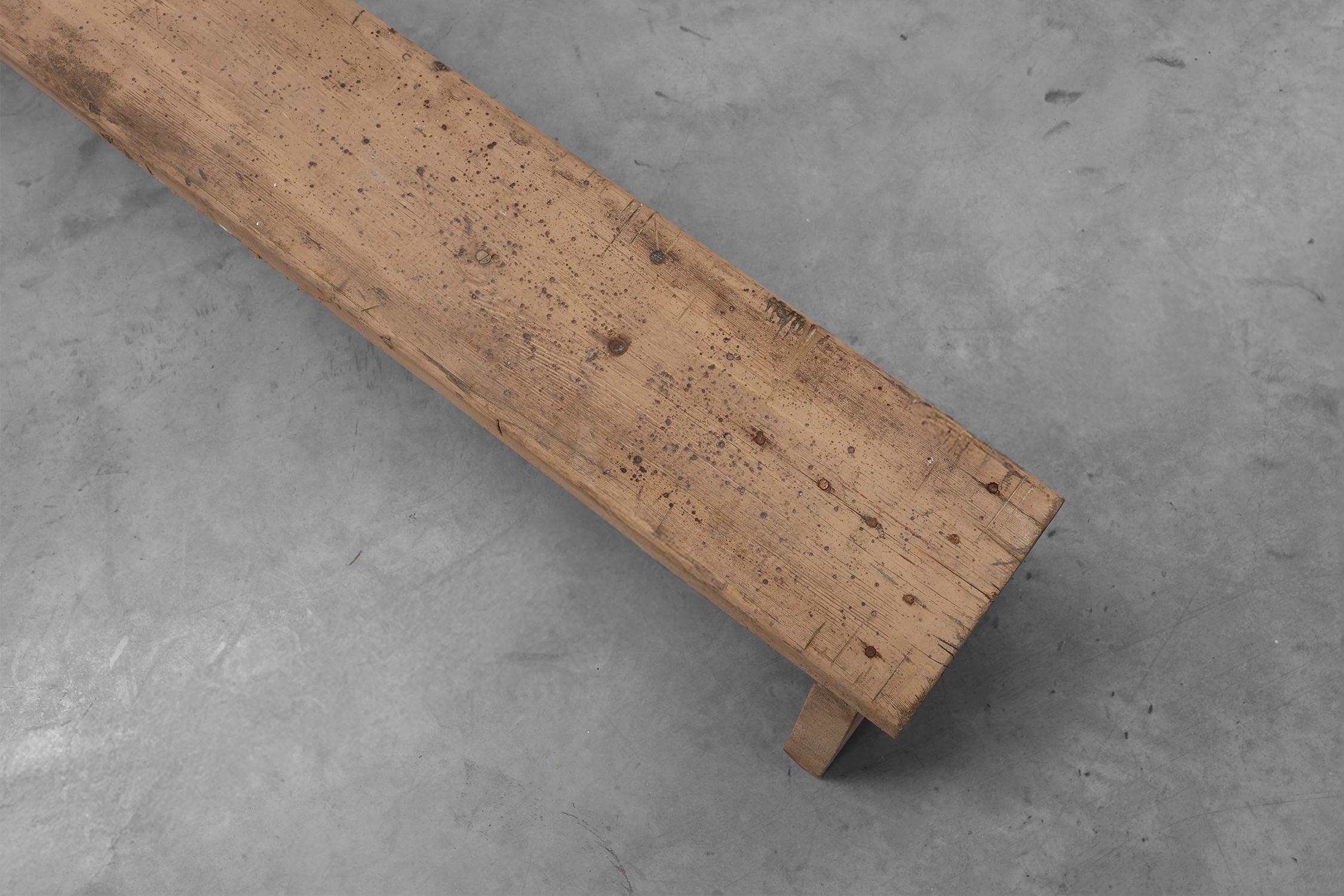 Banc bas rustique en bois massif français de style wabi wabi, vers 1880 Bon état - En vente à Meulebeke, BE