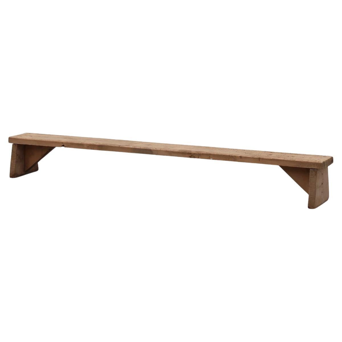 Banc bas rustique en bois massif français de style wabi wabi, vers 1880