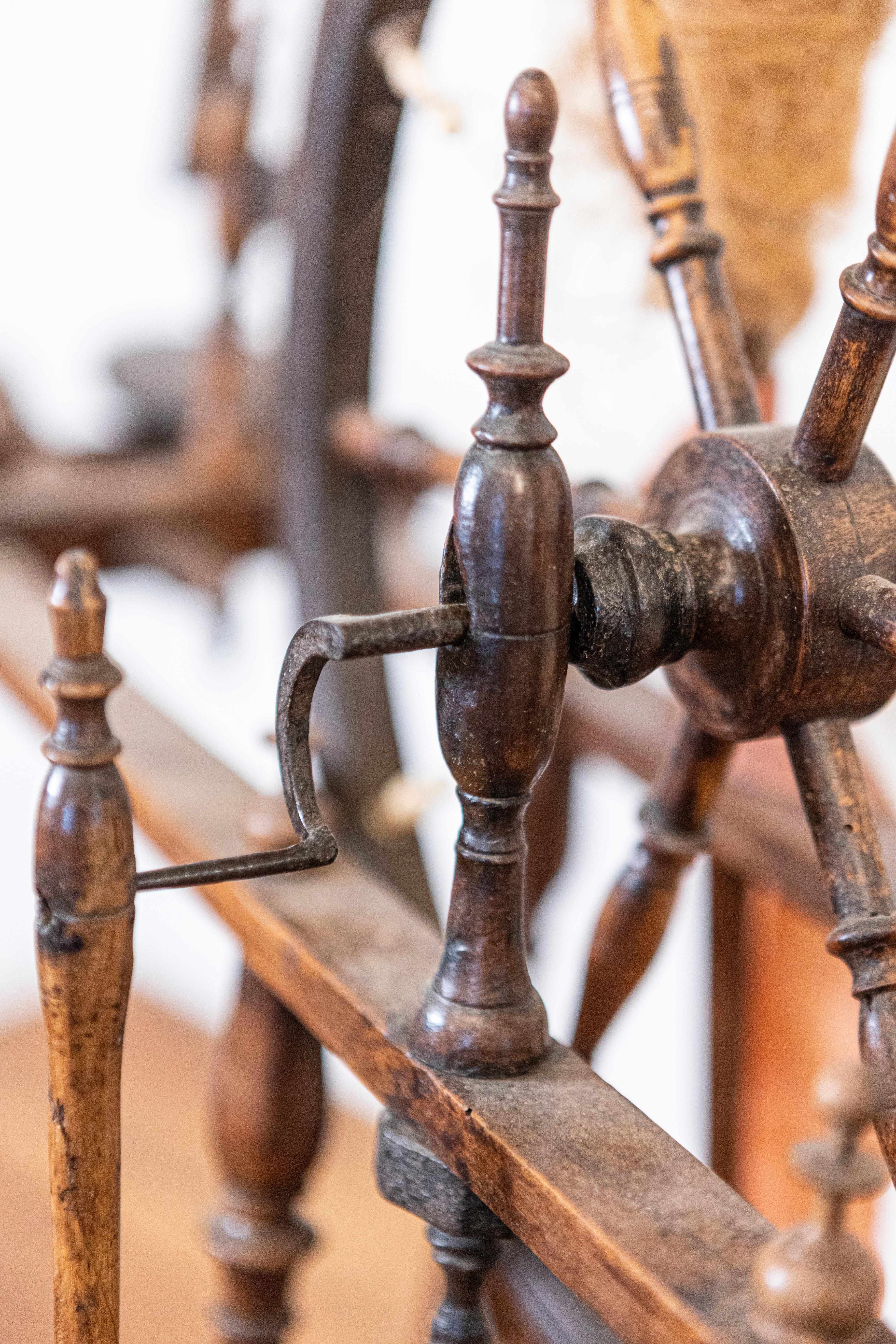 Rustikales französisches Spinningrad mit Originalteilen aus dem 18. Jahrhundert im Angebot 4