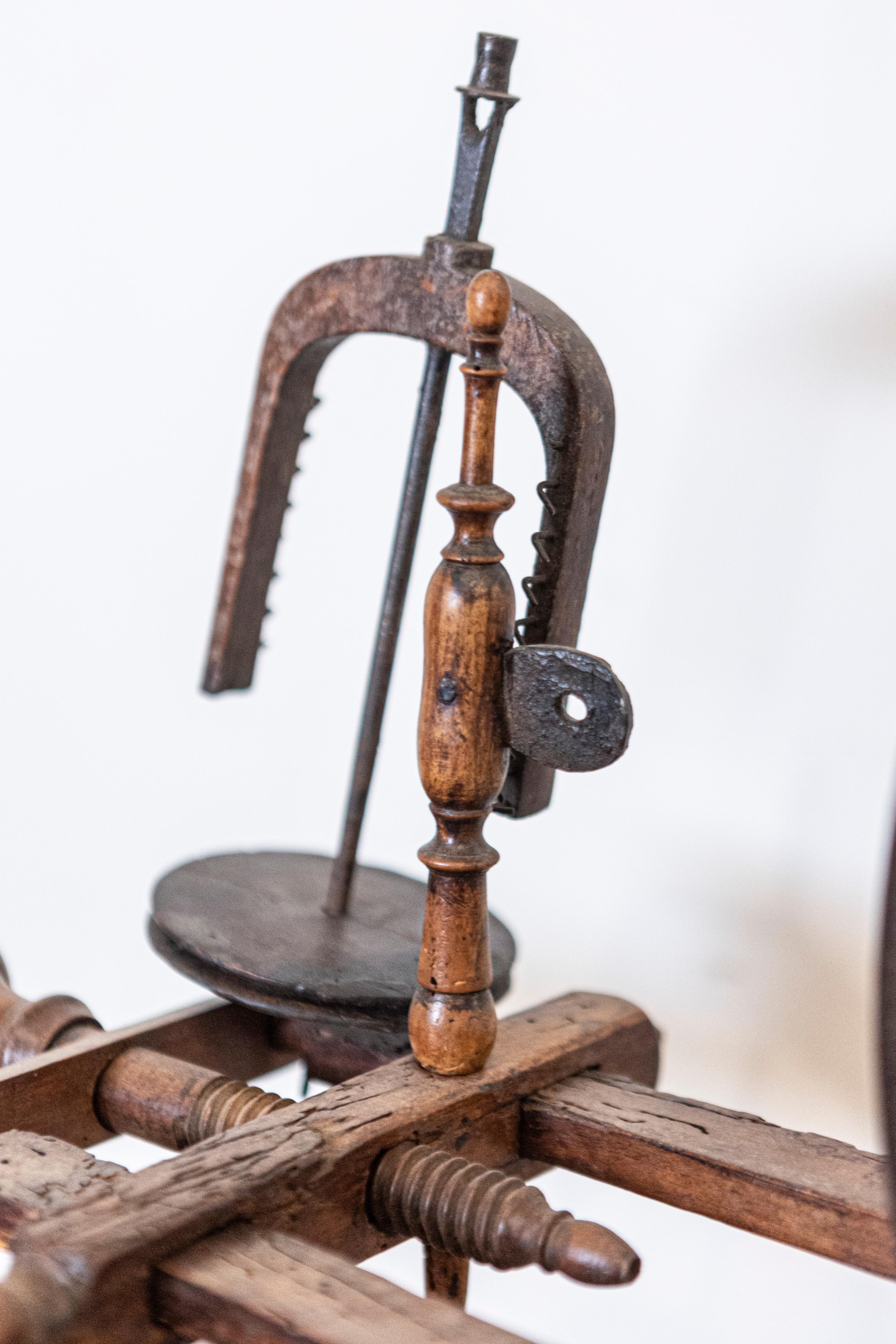 Roue tournante française rustique avec pièces d'origine du 18ème siècle en vente 4