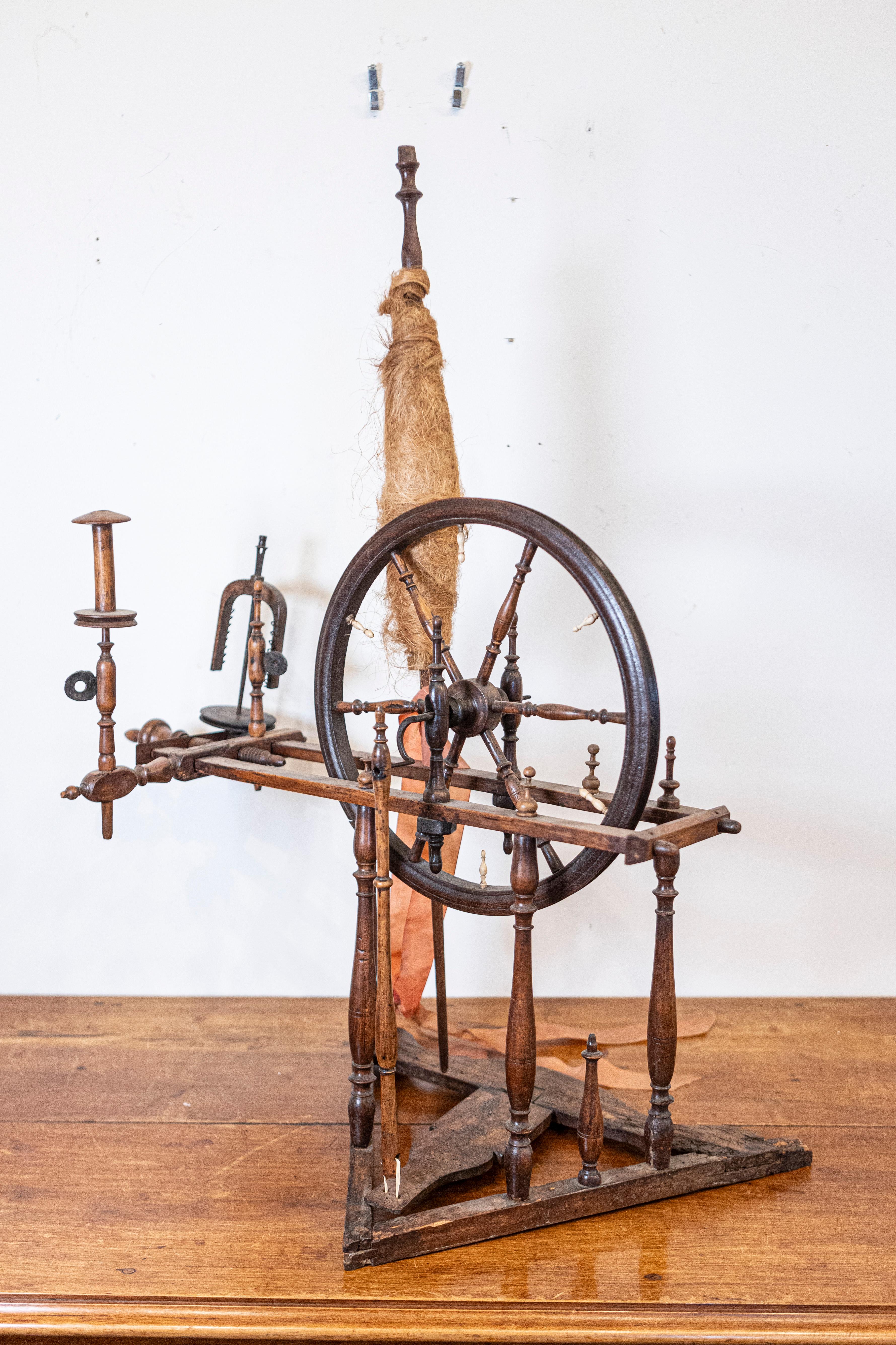 Rustic French Spinning Wheel with Original Parts from the 18th Century For Sale 5
