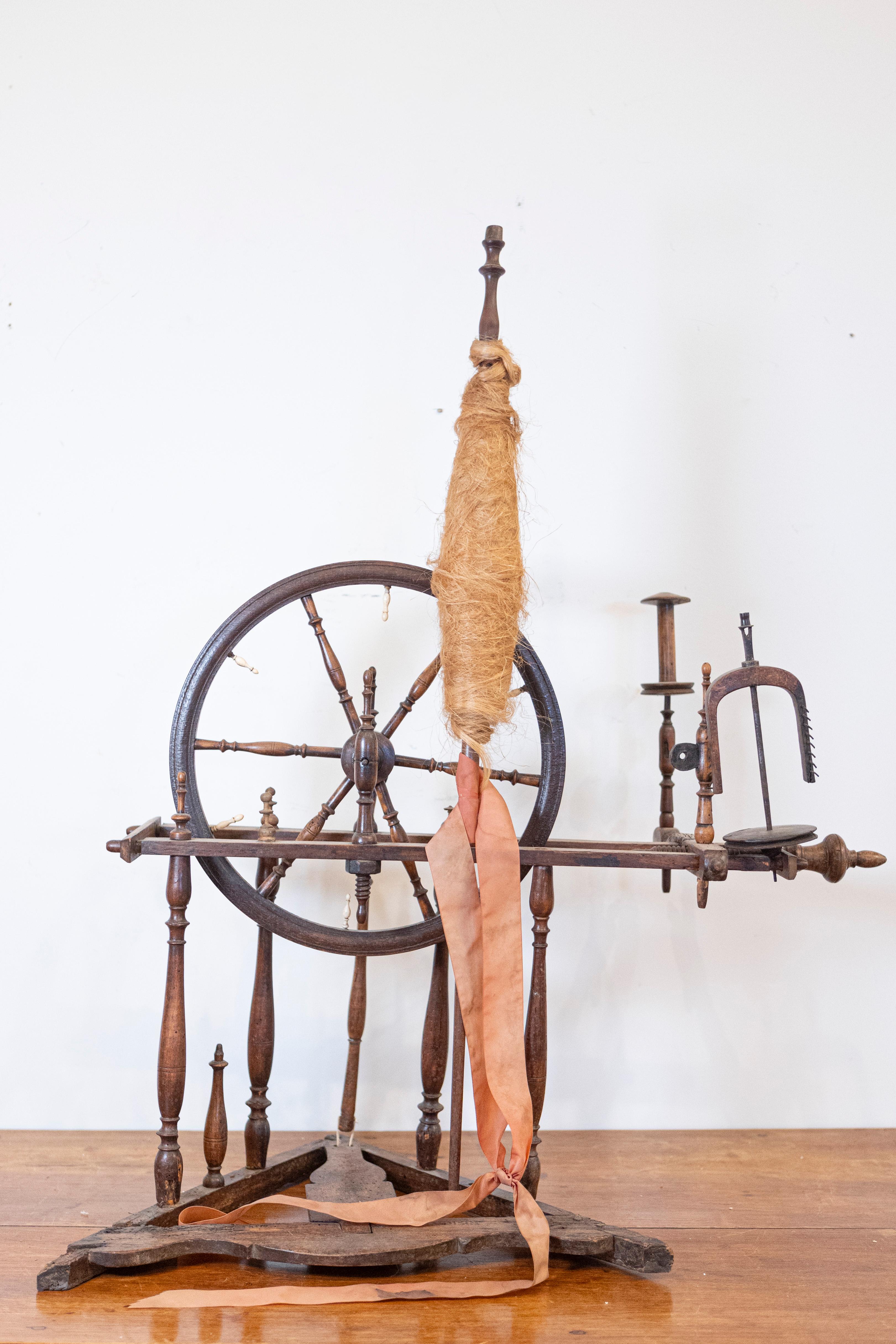 Ein französisches, rustikales Spinnrad aus dem 18. Jahrhundert, mit Originalteilen. Dieses Spinnrad, das im 18. Jahrhundert in Frankreich hergestellt wurde, ist eine hervorragende dekorative Ergänzung für jedes Haus. Das Rad, das durch eine gedrehte