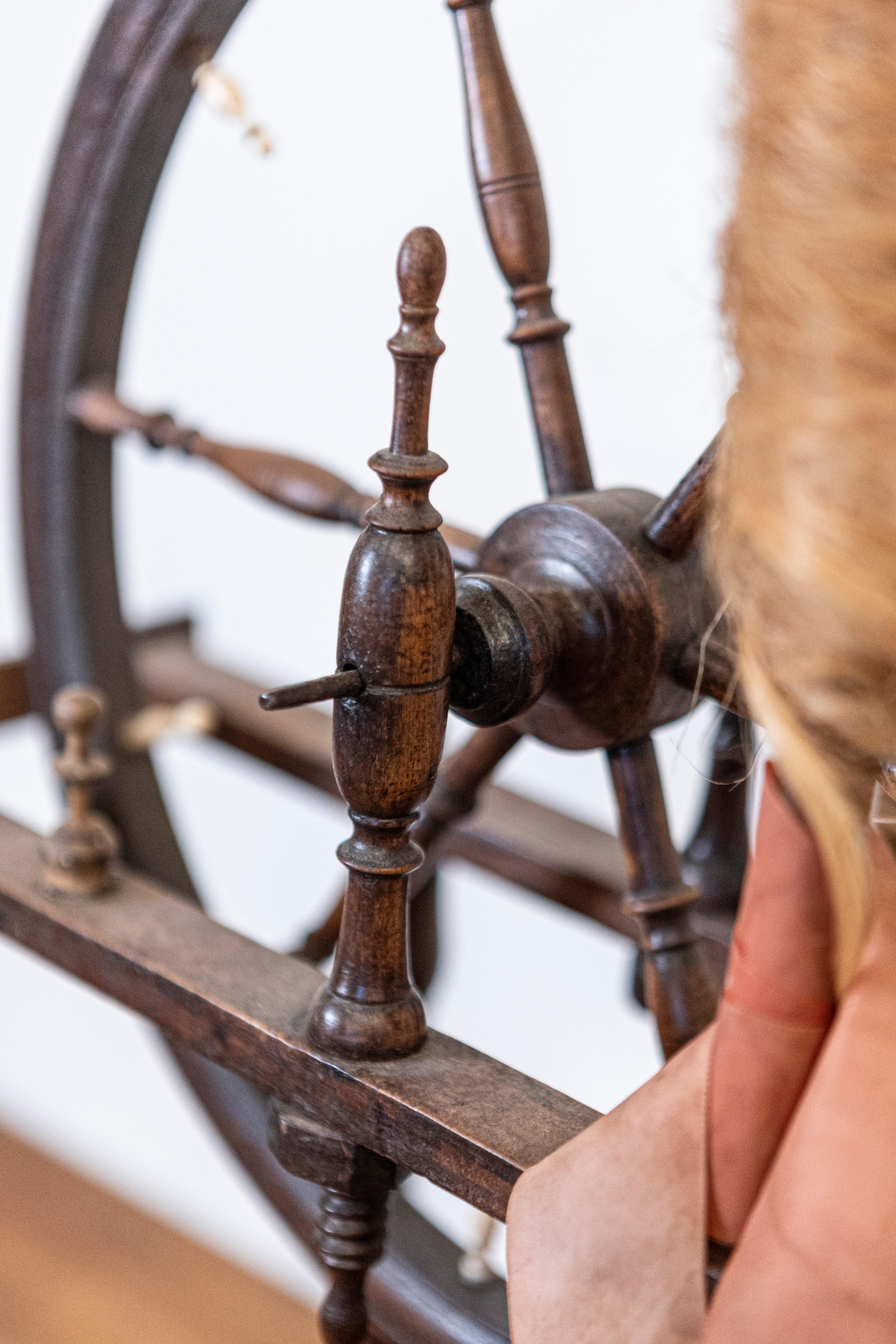 Rustikales französisches Spinningrad mit Originalteilen aus dem 18. Jahrhundert (Französisch) im Angebot