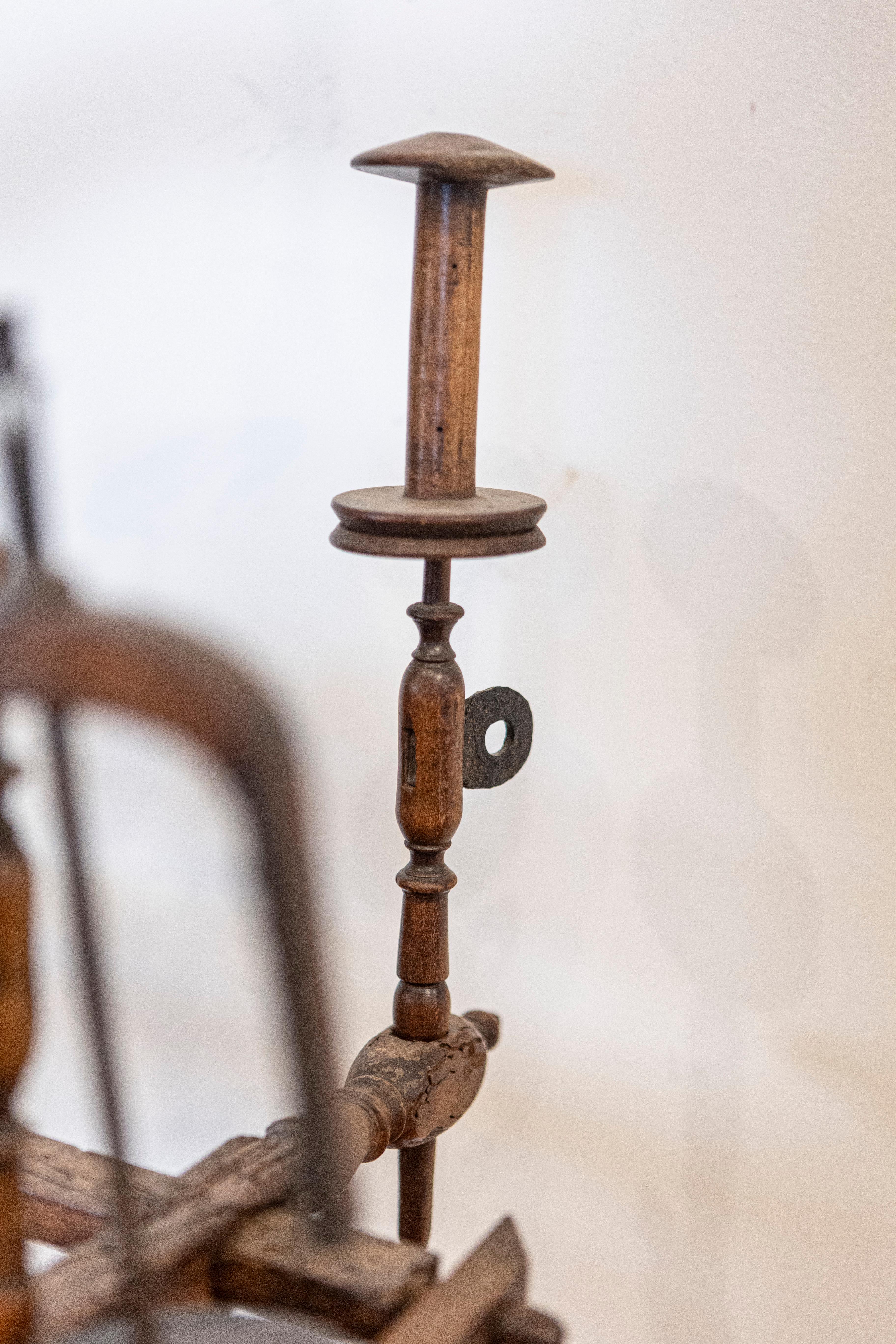 Rustic French Spinning Wheel with Original Parts from the 18th Century In Good Condition For Sale In Atlanta, GA