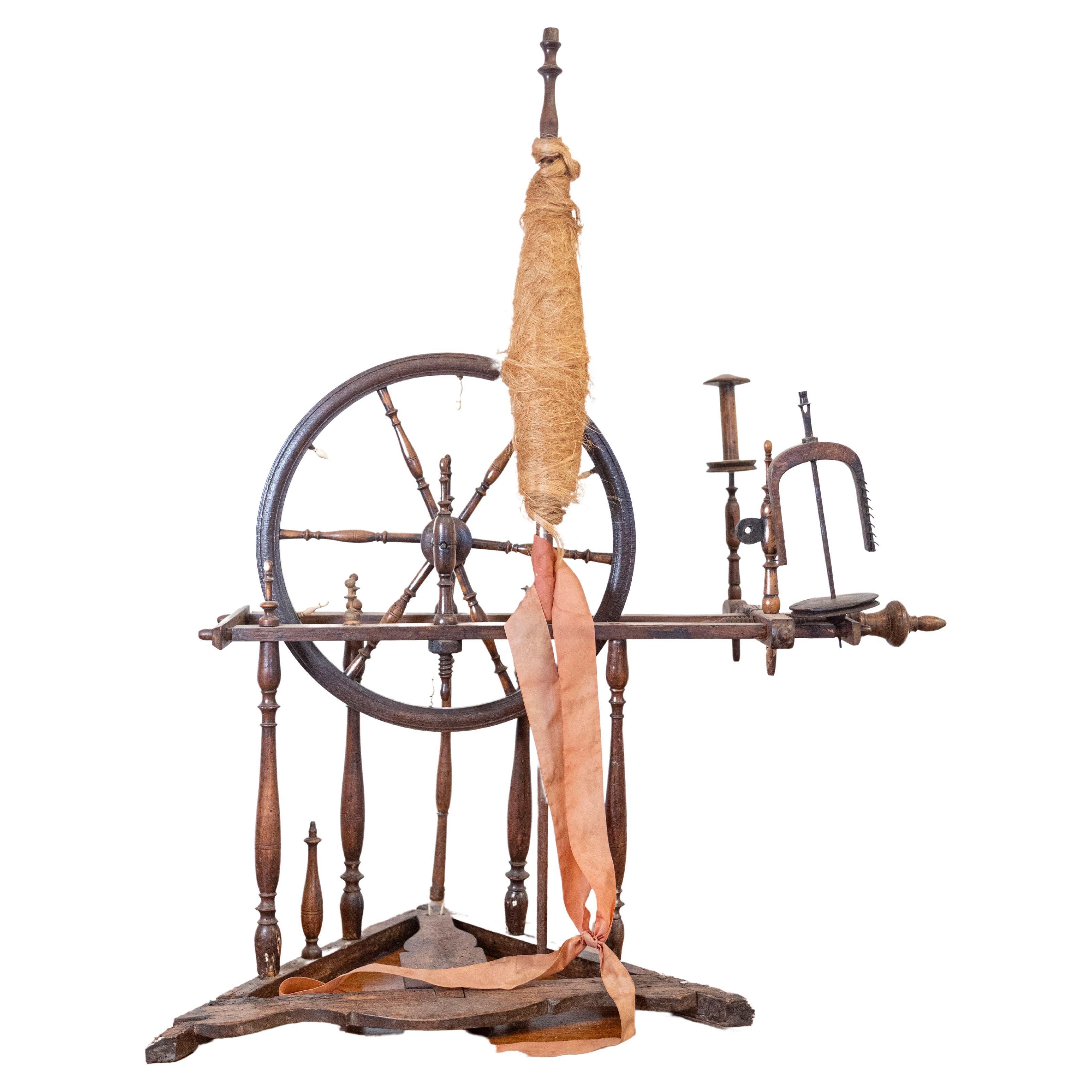 Rustikales französisches Spinningrad mit Originalteilen aus dem 18. Jahrhundert