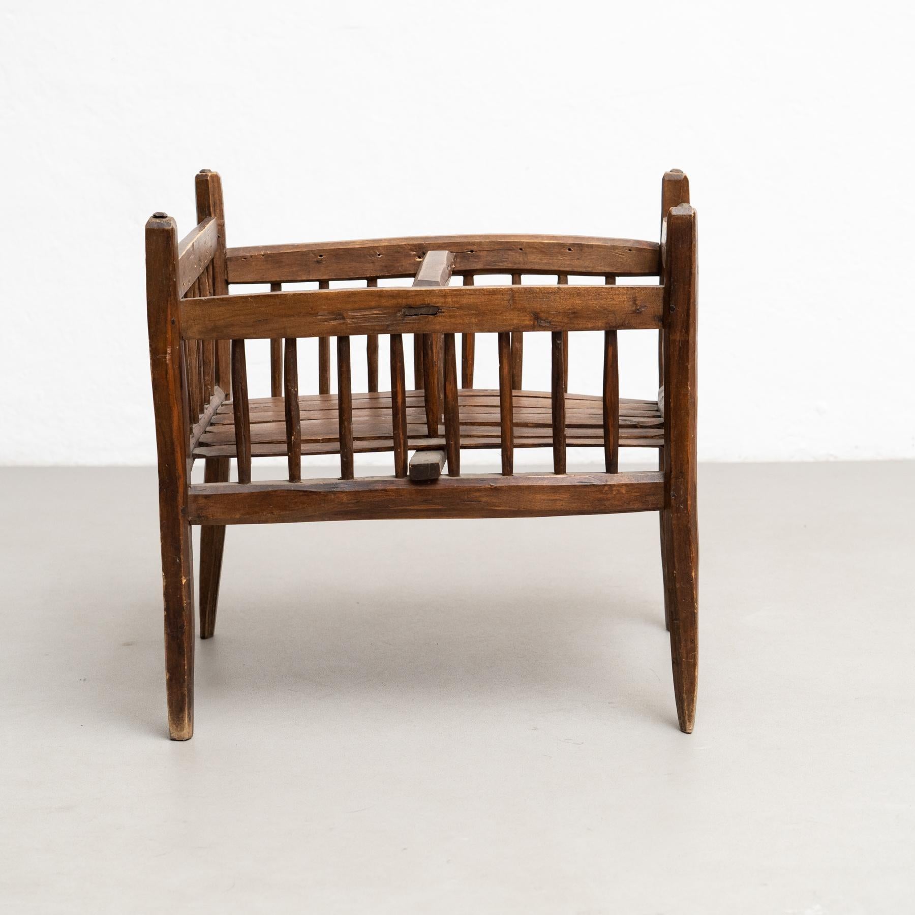 Elegante sgabello rustico francese, circa 1940 - autentico con una bella patina e carattere.

Scopri l'eleganza senza tempo di questo sgabello rustico francese, realizzato intorno al 1940 da un artigiano sconosciuto. Con il suo design robusto e il
