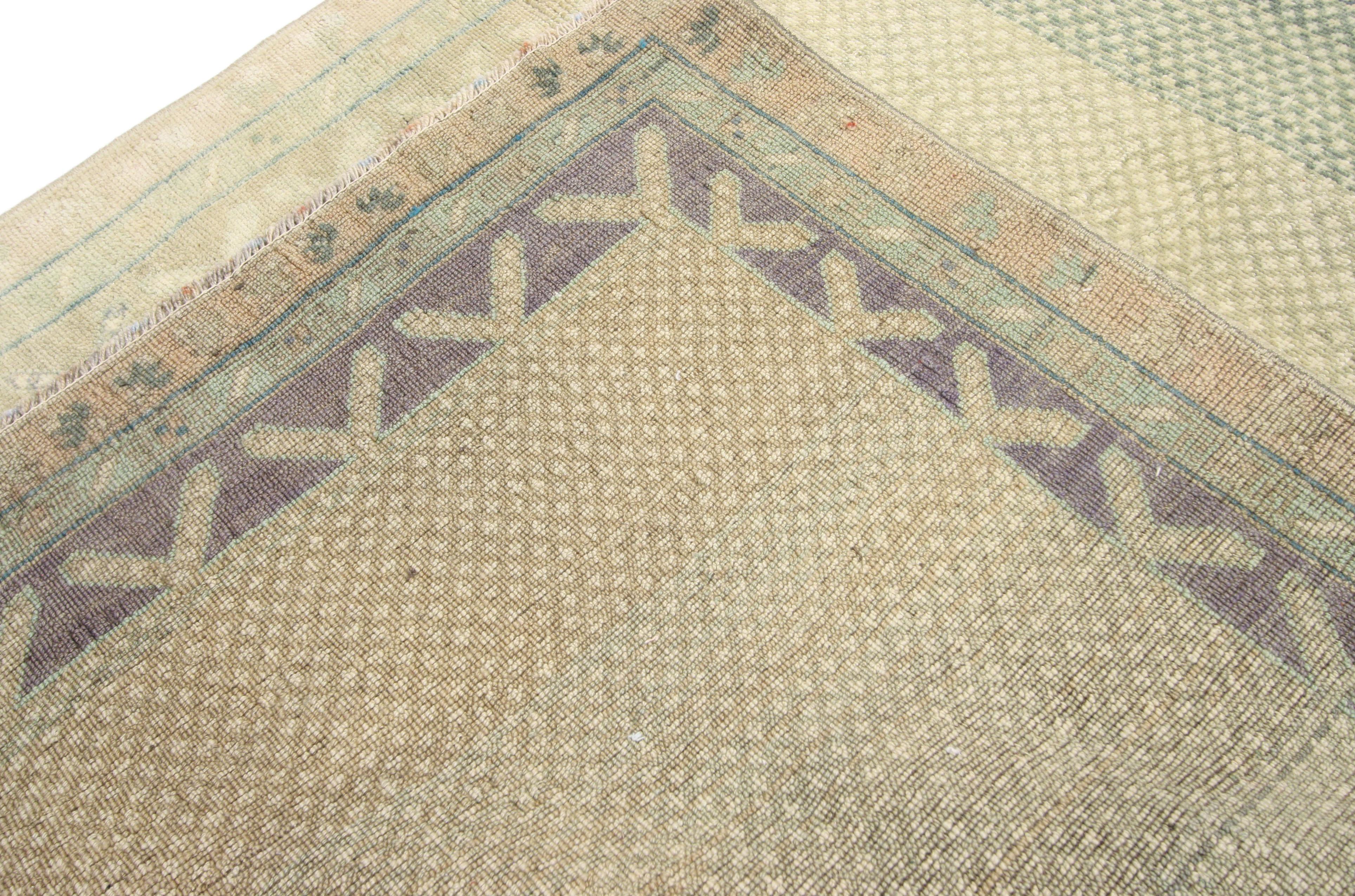 Rustic French Style Vintage Turkish Oushak Rug for Kitchen, Bathroom or Entry In Good Condition For Sale In Dallas, TX